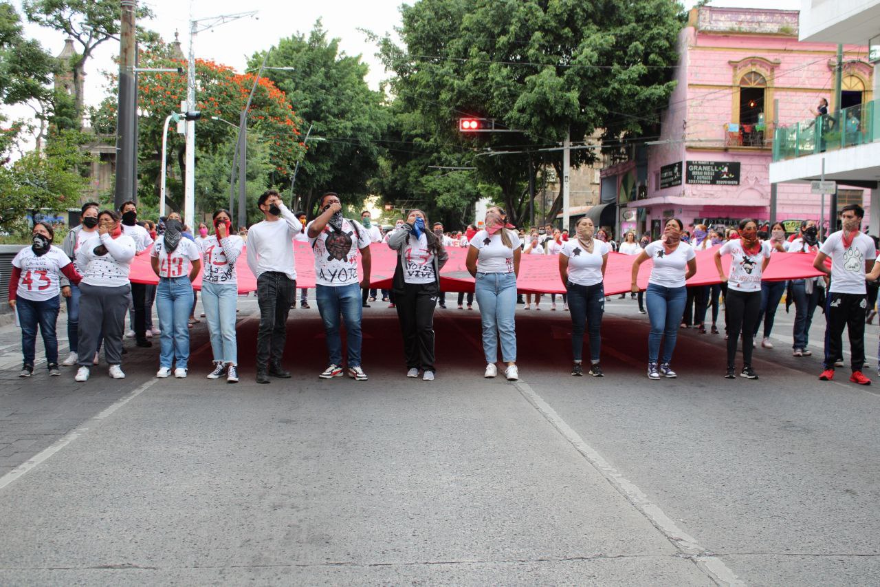 ¡Ayotzinapa vive, la lucha sigue! Marchan en Guadalajara a 10 años de la desaparición de los 43 normalistas