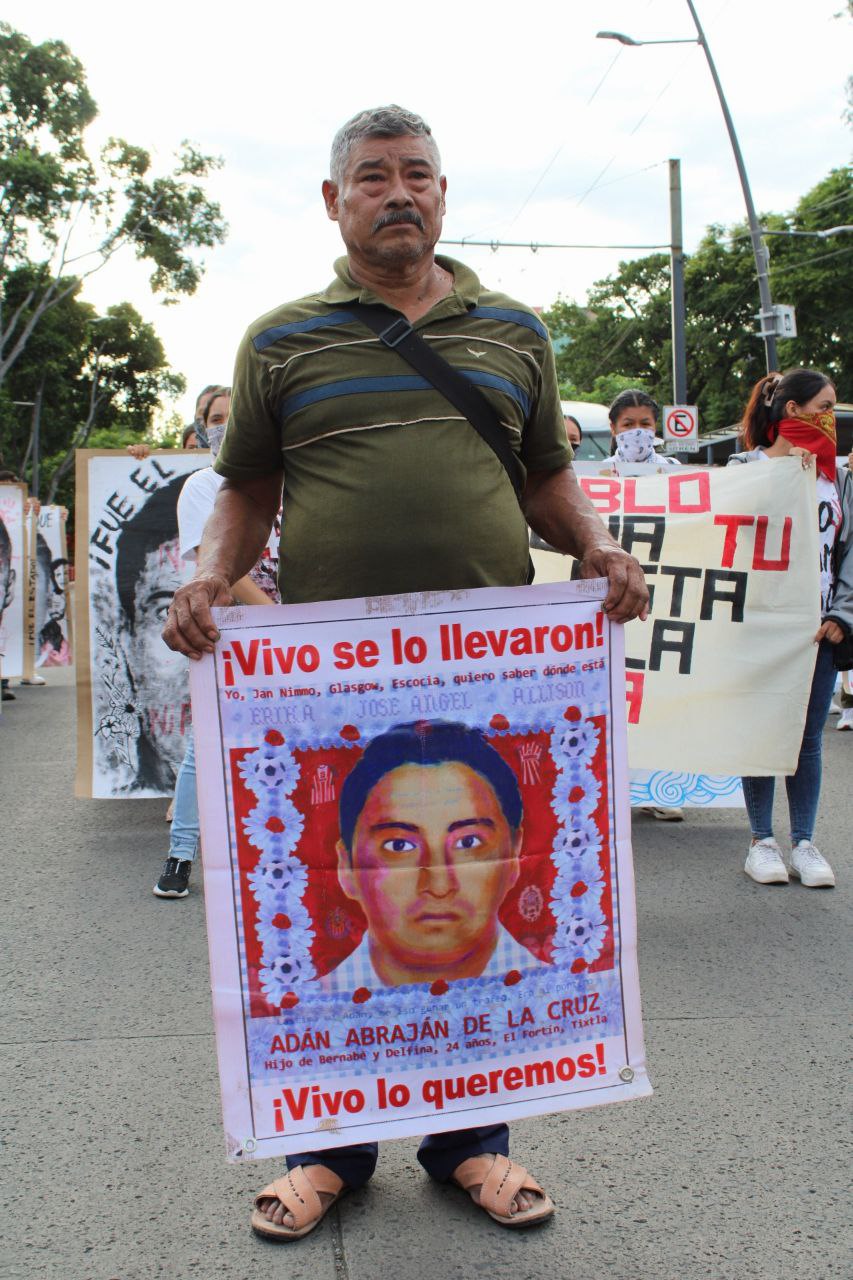 ¡Ayotzinapa vive, la lucha sigue! Marchan en Guadalajara a 10 años de la desaparición de los 43 normalistas