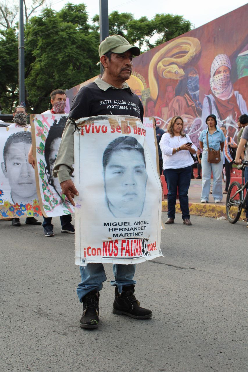 ¡Ayotzinapa vive, la lucha sigue! Marchan en Guadalajara a 10 años de la desaparición de los 43 normalistas