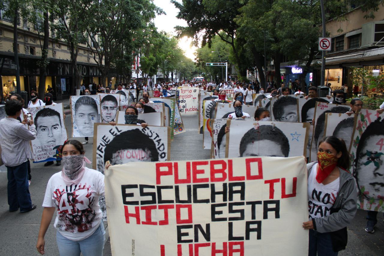 ¡Ayotzinapa vive, la lucha sigue! Marchan en Guadalajara a 10 años de la desaparición de los 43 normalistas