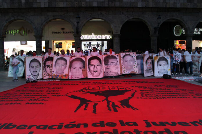 ¡Ayotzinapa vive, la lucha sigue! Marchan en Guadalajara a 10 años de la desaparición de los 43 normalistas