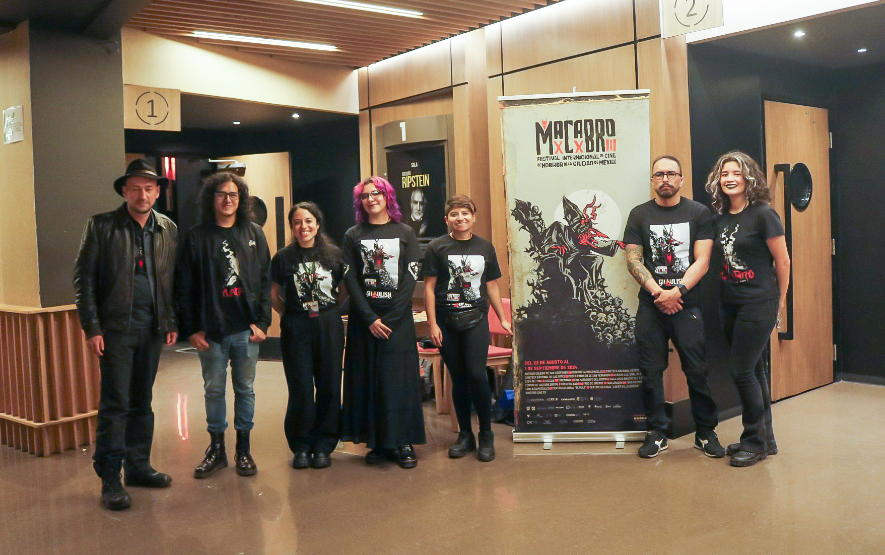 Tayo Cortés es un cineasta de origen colombiano, quien estuvo de visita en nuestro país y participó en la edición XXIII del festival cine de horror MACABRO con la película “Domo”.