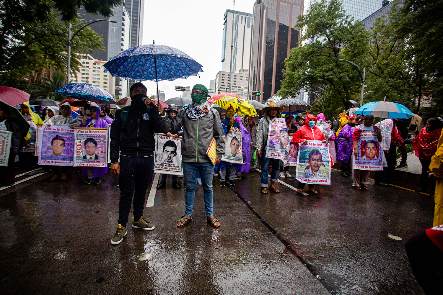 Ayotzinapa: Más de 10 mil personas marchan en la CDMX para exigir verdad y justicia