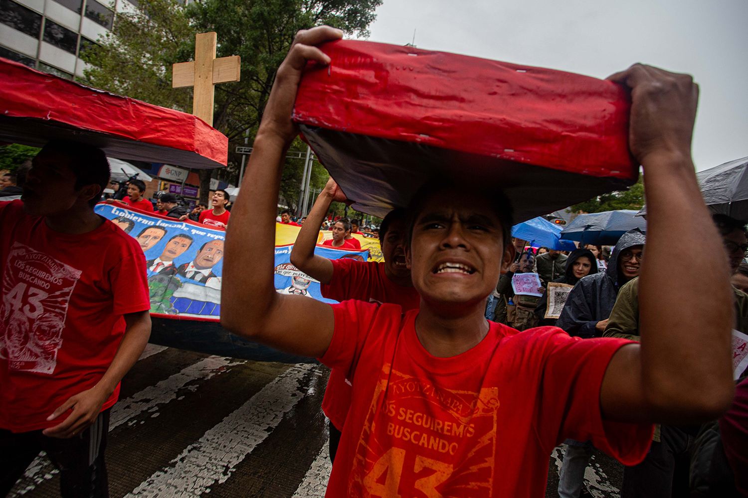 Manifestantes marchan sobre Paseo de la Reforma para exigir justicia por los 43 estudiantes desaparecidos