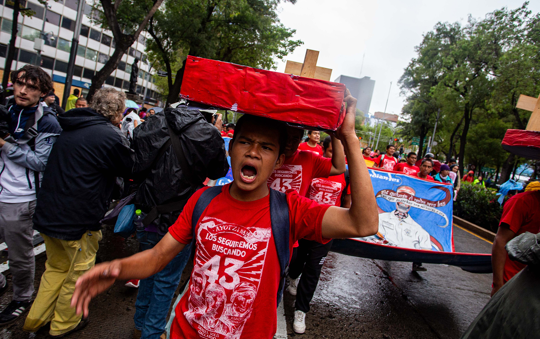 Ayotzinapa: Más de 10 mil personas marchan en la CDMX para exigir verdad y justicia