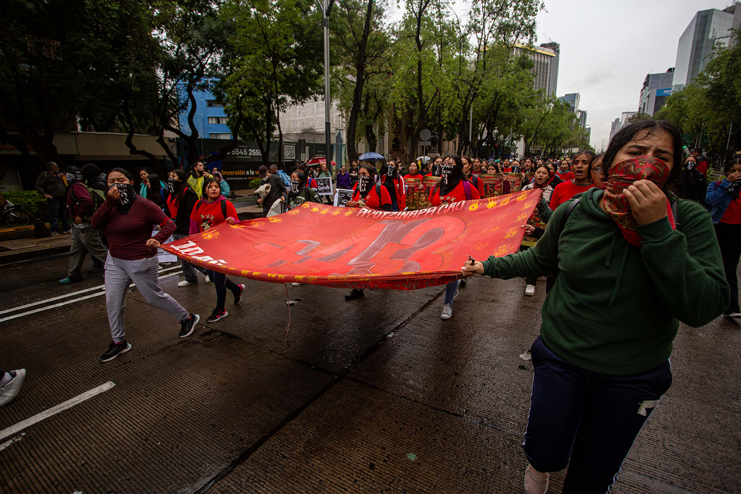 Ayotzinapa: Más de 10 mil personas marchan en la CDMX para exigir verdad y justicia