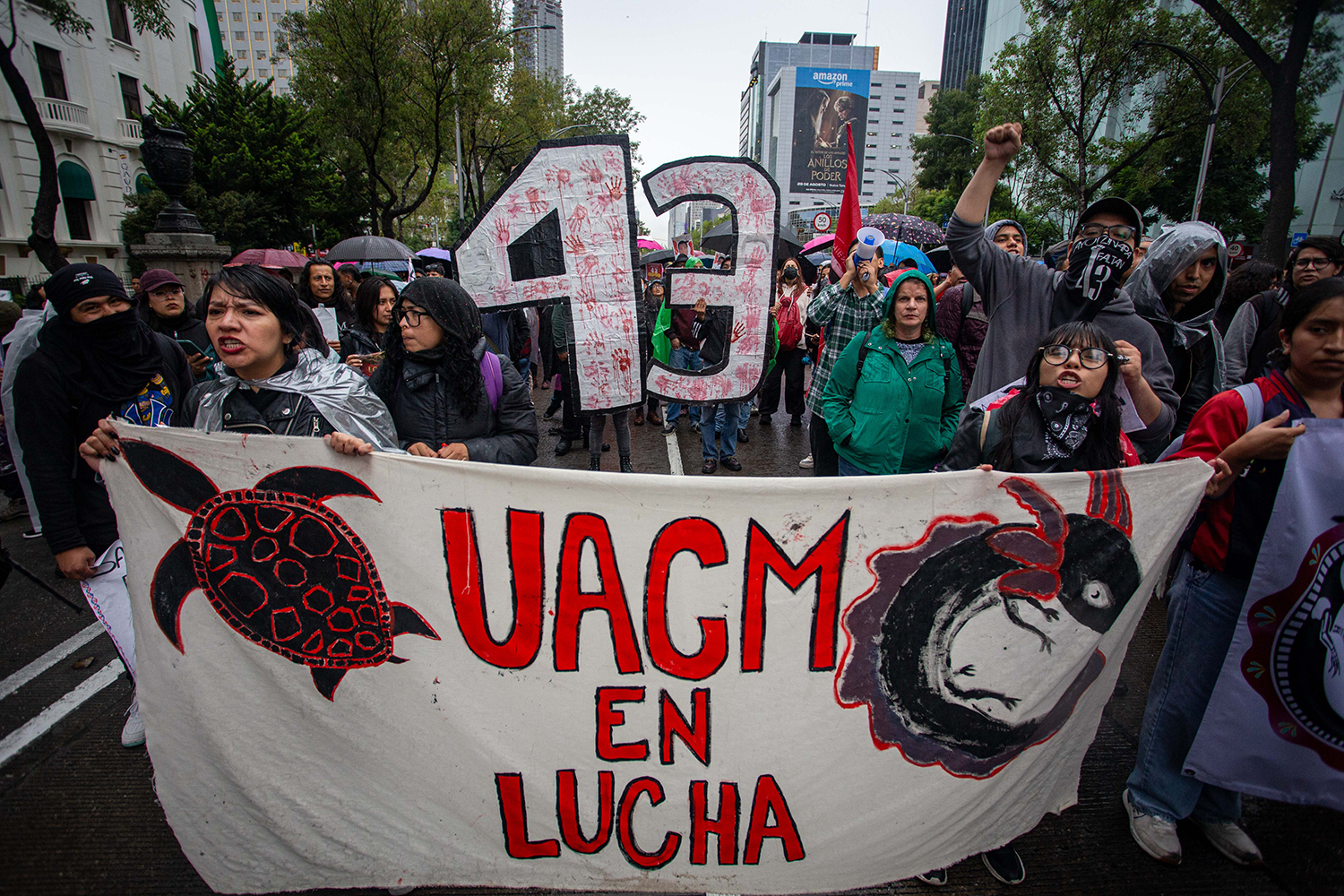 Ayotzinapa: Más de 10 mil personas marchan en la CDMX para exigir verdad y justicia