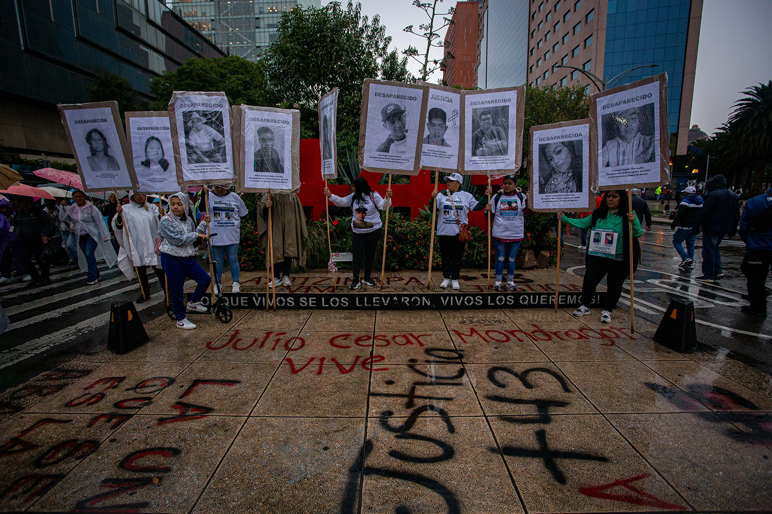 Ayotzinapa: Más de 10 mil personas marchan en la CDMX para exigir verdad y justicia