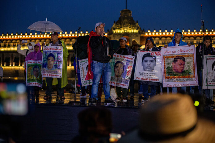 Ayotzinapa: Más de 10 mil personas marchan en la CDMX para exigir verdad y justicia