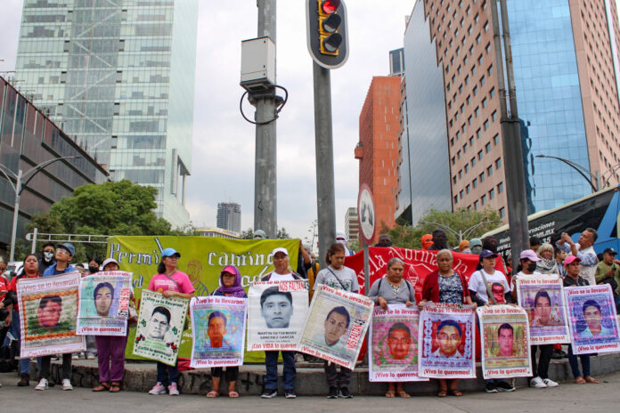 A un paso de los 10 años por la desaparición forzada de los 43 normalistas, padres de familia y normalistas continuaron la lucha por la búsqueda de la verdad en un ambiente de impunidad, congregados en el Antimonumento +43.