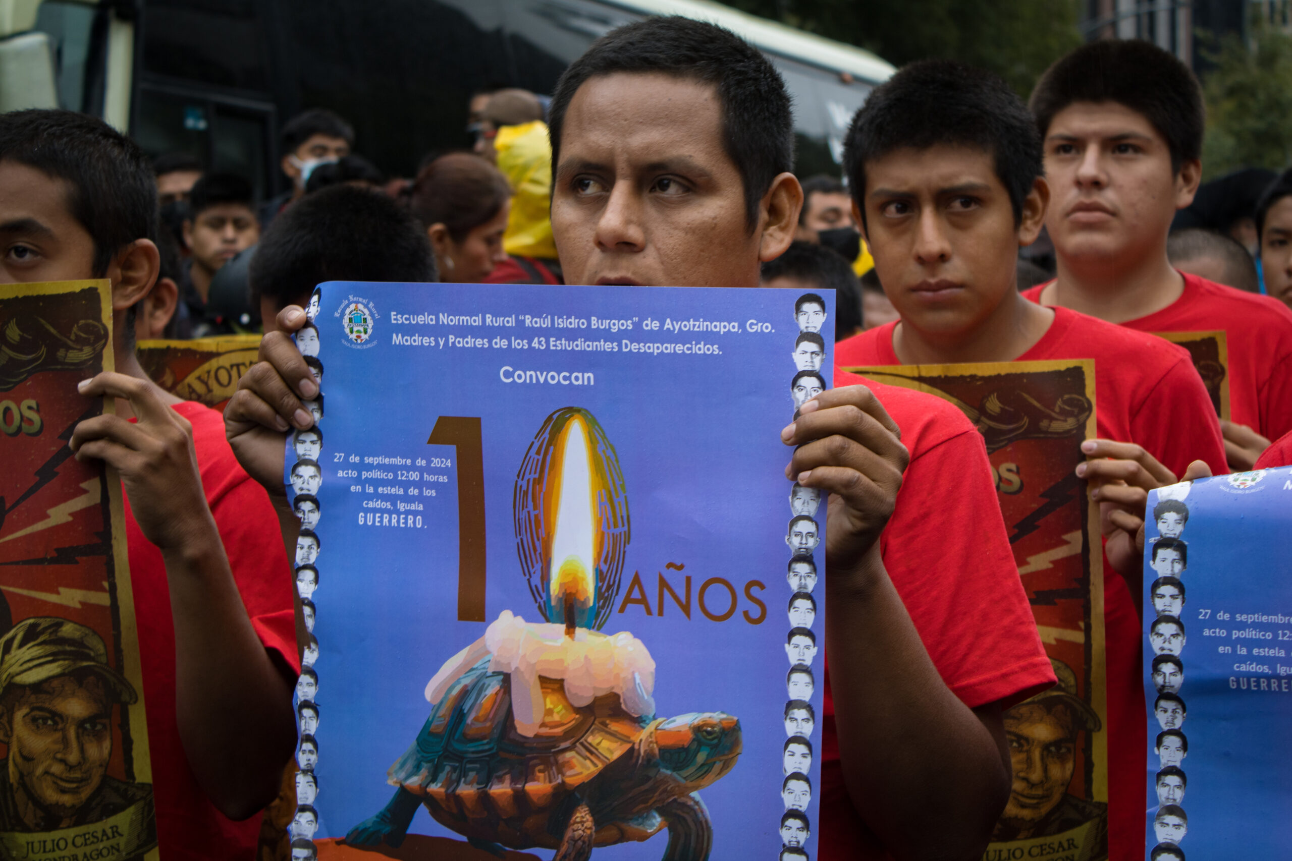 10 años de dolor: Padres de los 43 claman justicia en el Zócalo