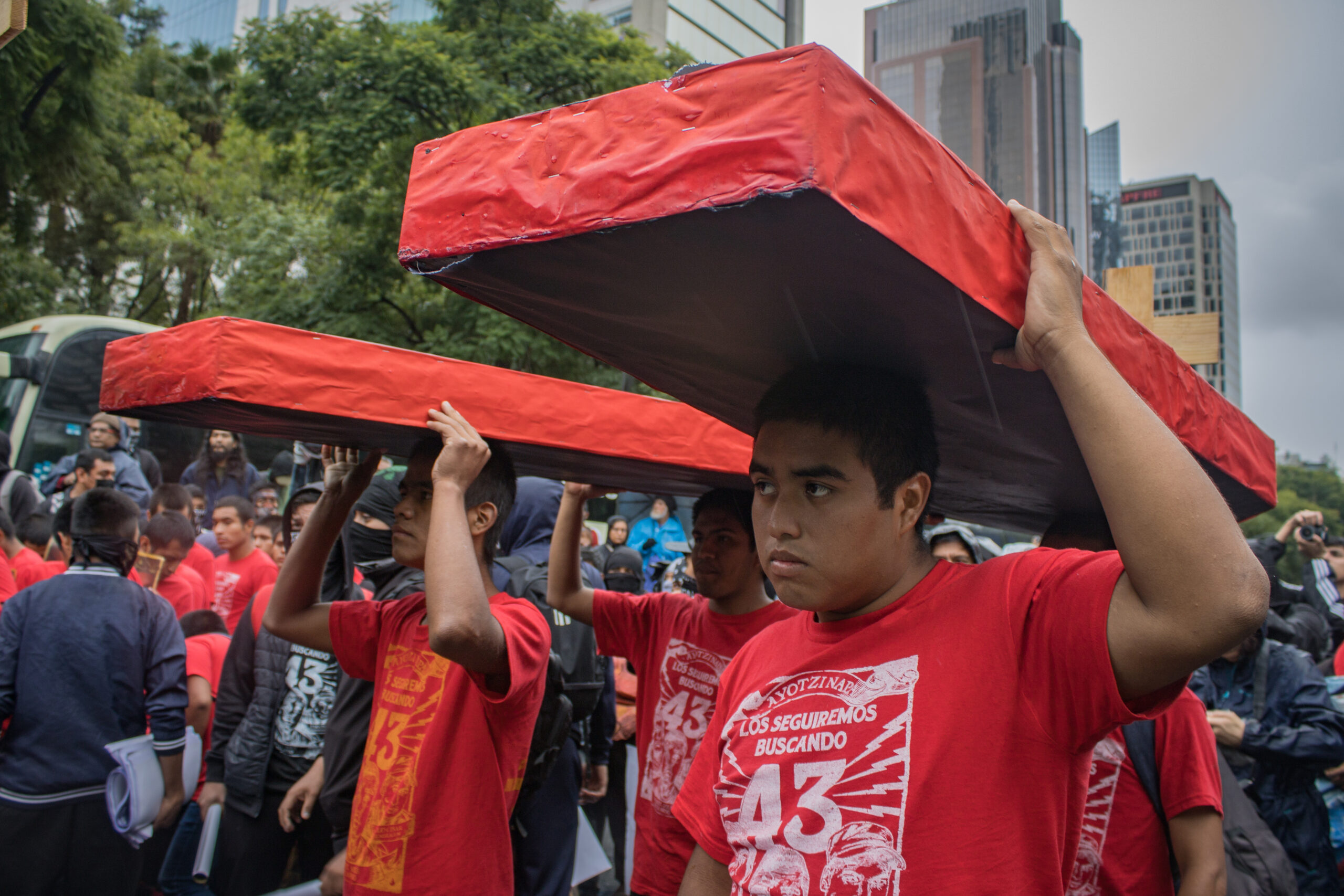 10 años de dolor: Padres de los 43 claman justicia en el Zócalo