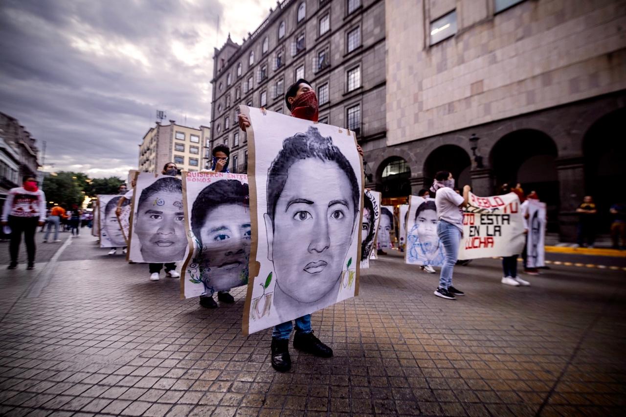 Marchan en Guadalajara por los 10 años sin justicia de Ayotzinapa