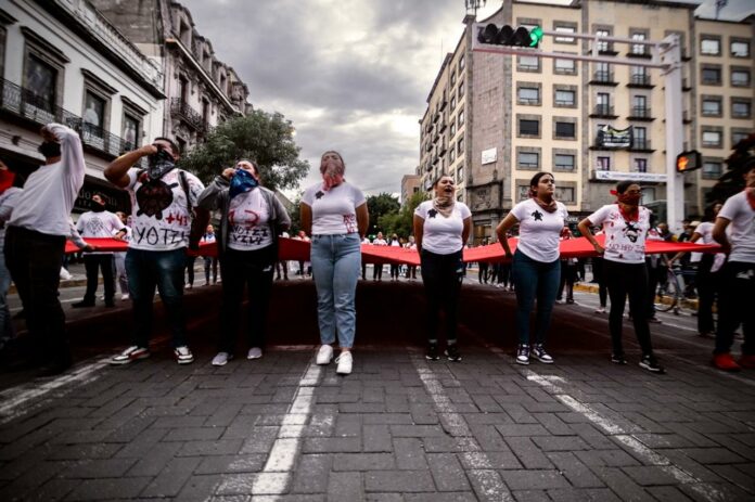 Marchan en Guadalajara por los 10 años sin justicia de Ayotzinapa