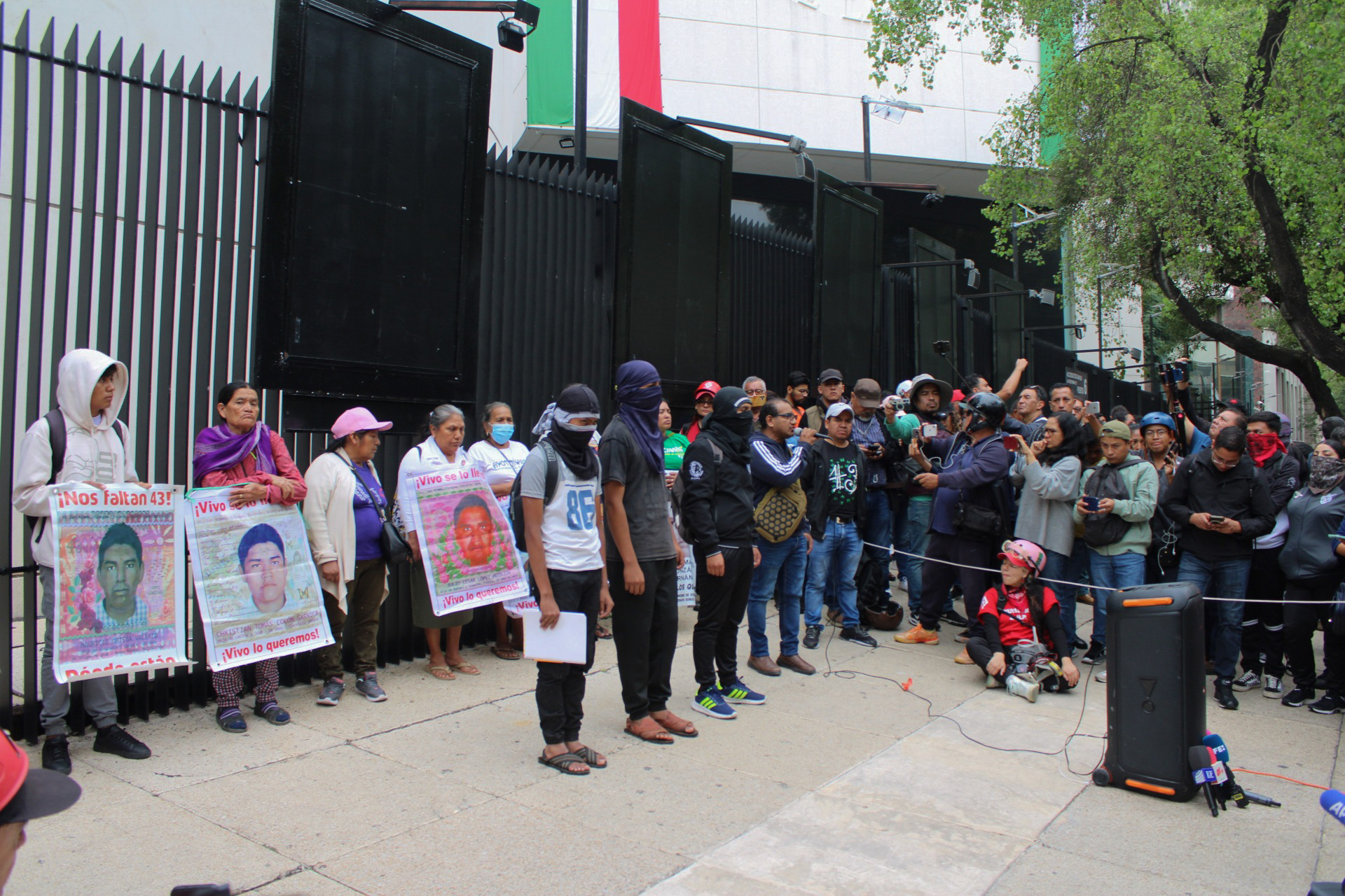 Padres y Estudiantes alzan la voz afueras del senado