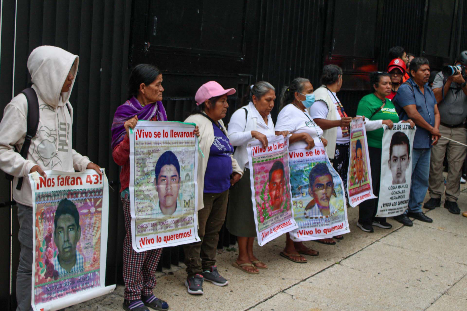 Padres y Estudiantes alzan la voz afueras del senado