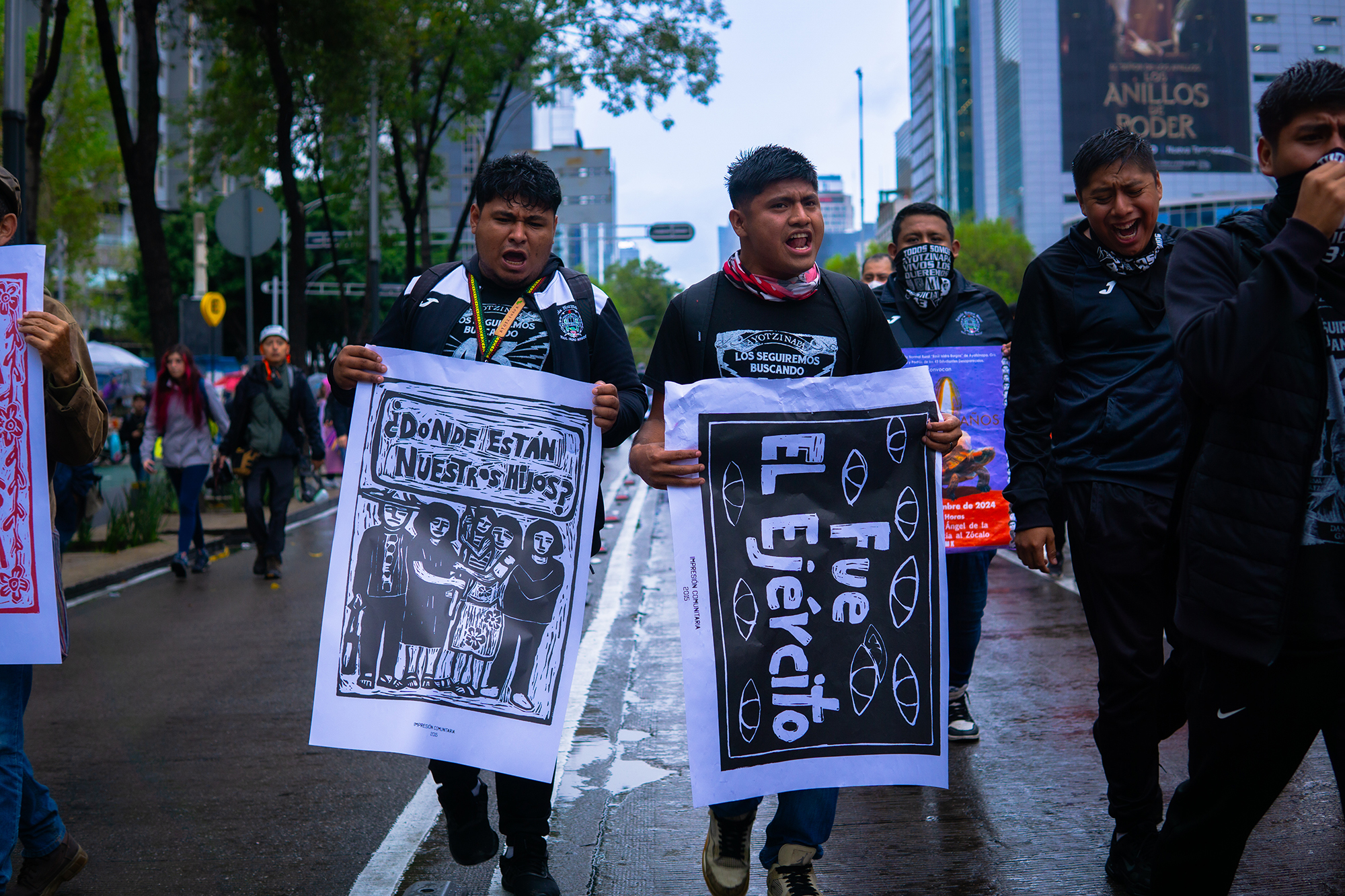 Ayotzinapa: Más de 10 mil personas marchan en la CDMX para exigir verdad y justicia