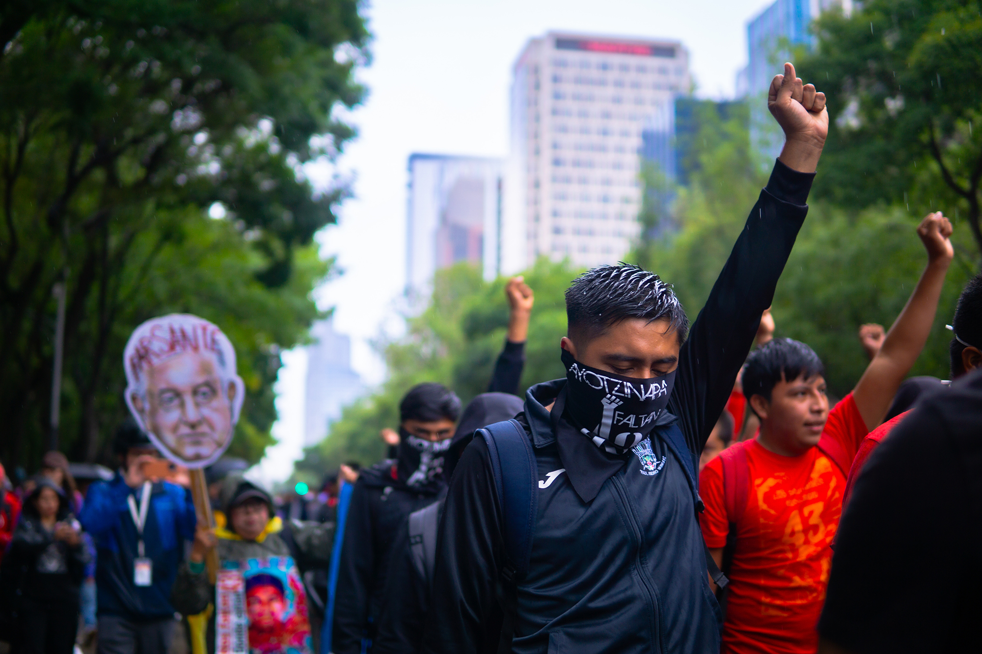 Ayotzinapa: Más de 10 mil personas marchan en la CDMX para exigir verdad y justicia