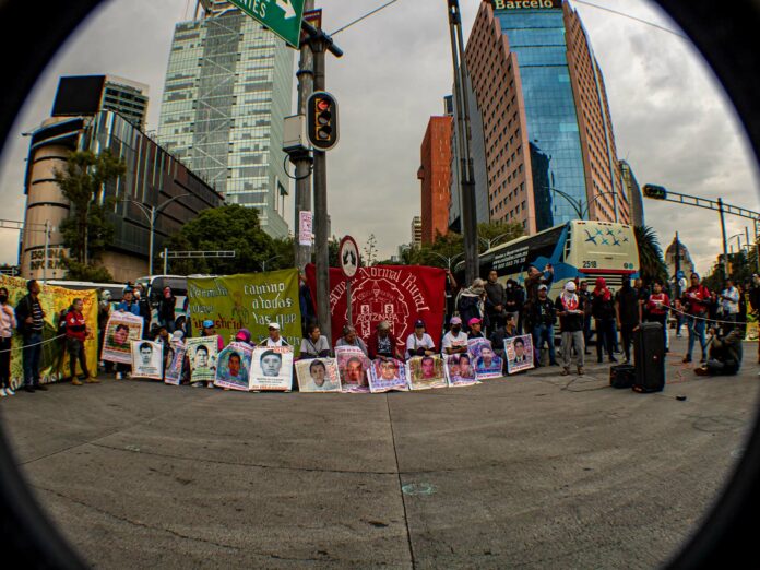 En el mitin del Antimonumento +43 por 10 años de la desaparición de los 43 normalistas de Ayotzinapa, madres y padres criticaron el segundo informe del gobierno de AMLO y señalaron su falta de compromiso en el caso.