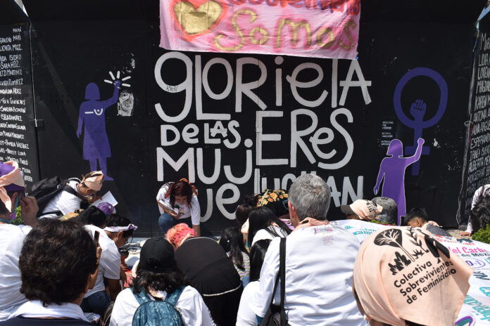 La Glorieta de las Mujeres que Luchan se convirtió en un espacio donde las sobrevivientes por tentativa de feminicidio compartieron sus testimonios sobre impunidad y dolor. Tras marchar hacia el Senado de la República, exigieron avances en la Ley Oropéndola para garantizar derechos y seguridad.