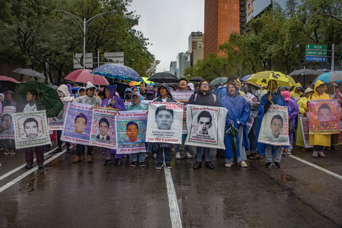 10 años de dolor: Padres de los 43 claman justicia en el Zócalo