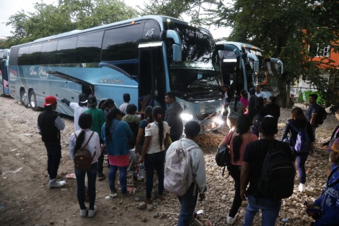 Tras el paso del huracán John, familias jornaleras de la Montaña de Guerrero migran a Sinaloa en busca de sustento