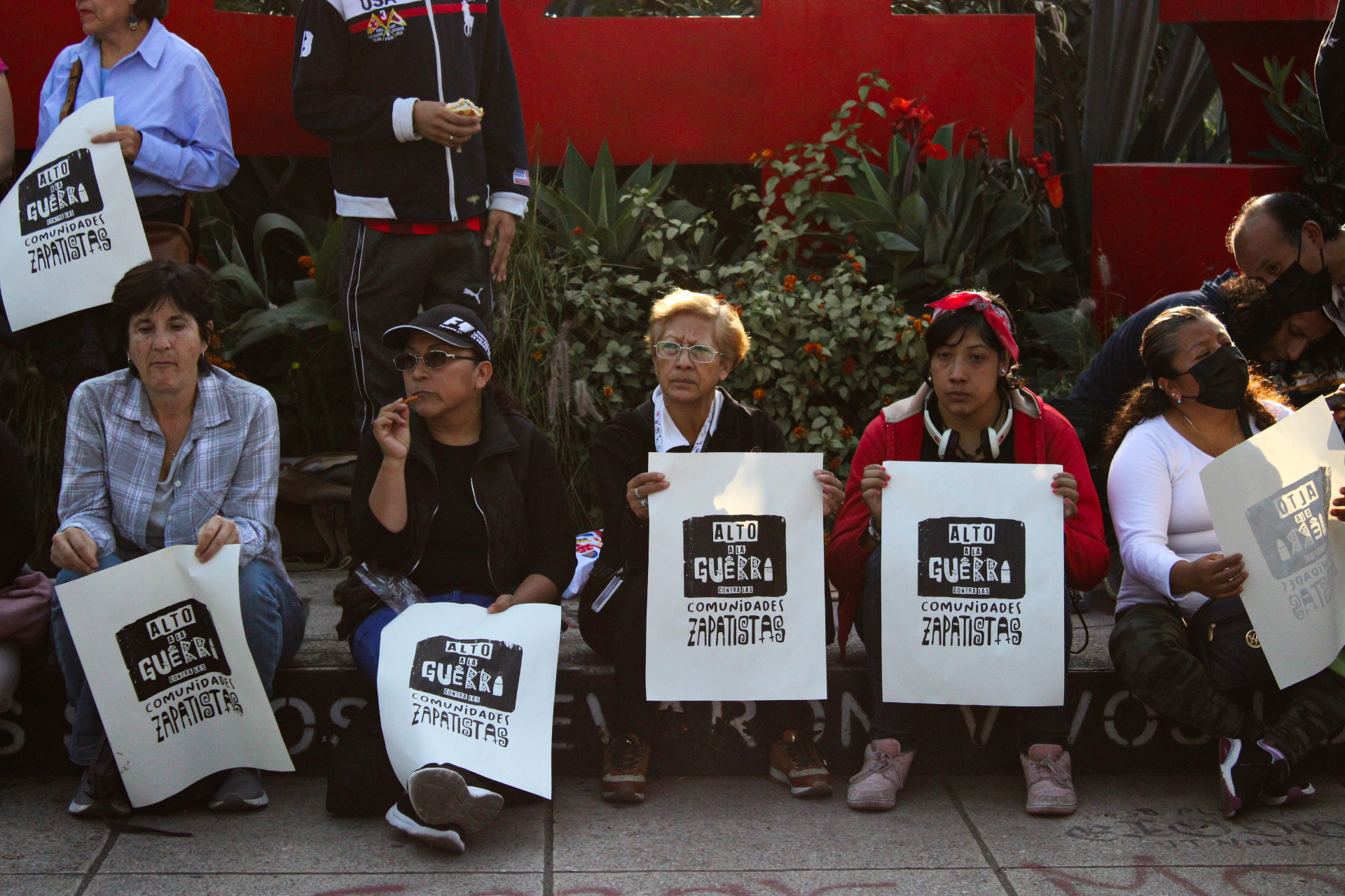 ¡Una vez más! Los diversos contingentes asociados al EZLN y los pueblos indígenas de las diversas regiones de la República Mexicana así como los militantes indígenas residentes en la Ciudad de México, se dieron cita a las puertas de Palacio Nacional, para exigir nuevamente las ya sabidas peticiones al nuevo gobierno, el cual para ellos “sigue sin voltear a verlos”.