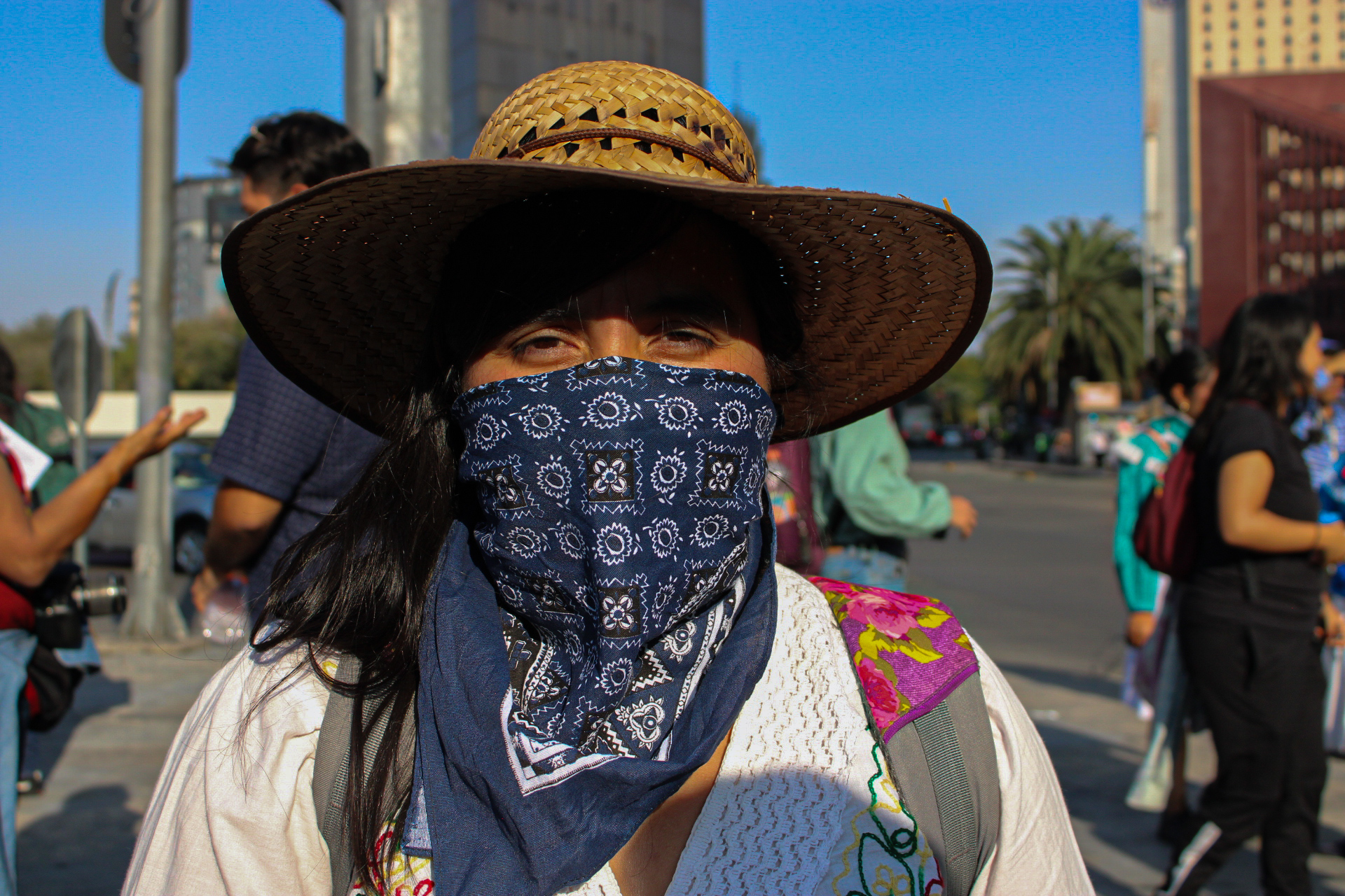 ¡Una vez más! Los diversos contingentes asociados al EZLN y los pueblos indígenas de las diversas regiones de la República Mexicana así como los militantes indígenas residentes en la Ciudad de México, se dieron cita a las puertas de Palacio Nacional, para exigir nuevamente las ya sabidas peticiones al nuevo gobierno, el cual para ellos “sigue sin voltear a verlos”.