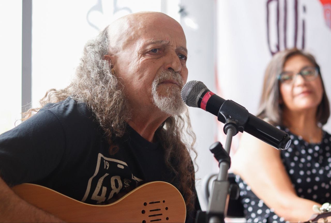 En el marco del Festival Internacional Quimera se presentó el libro "El espejo, cuando tenga 64 años" de Francisco Barrios "El Mastuerzo". Un texto que muestra la reflexión y lucha del cantante a lo largo de su vida.