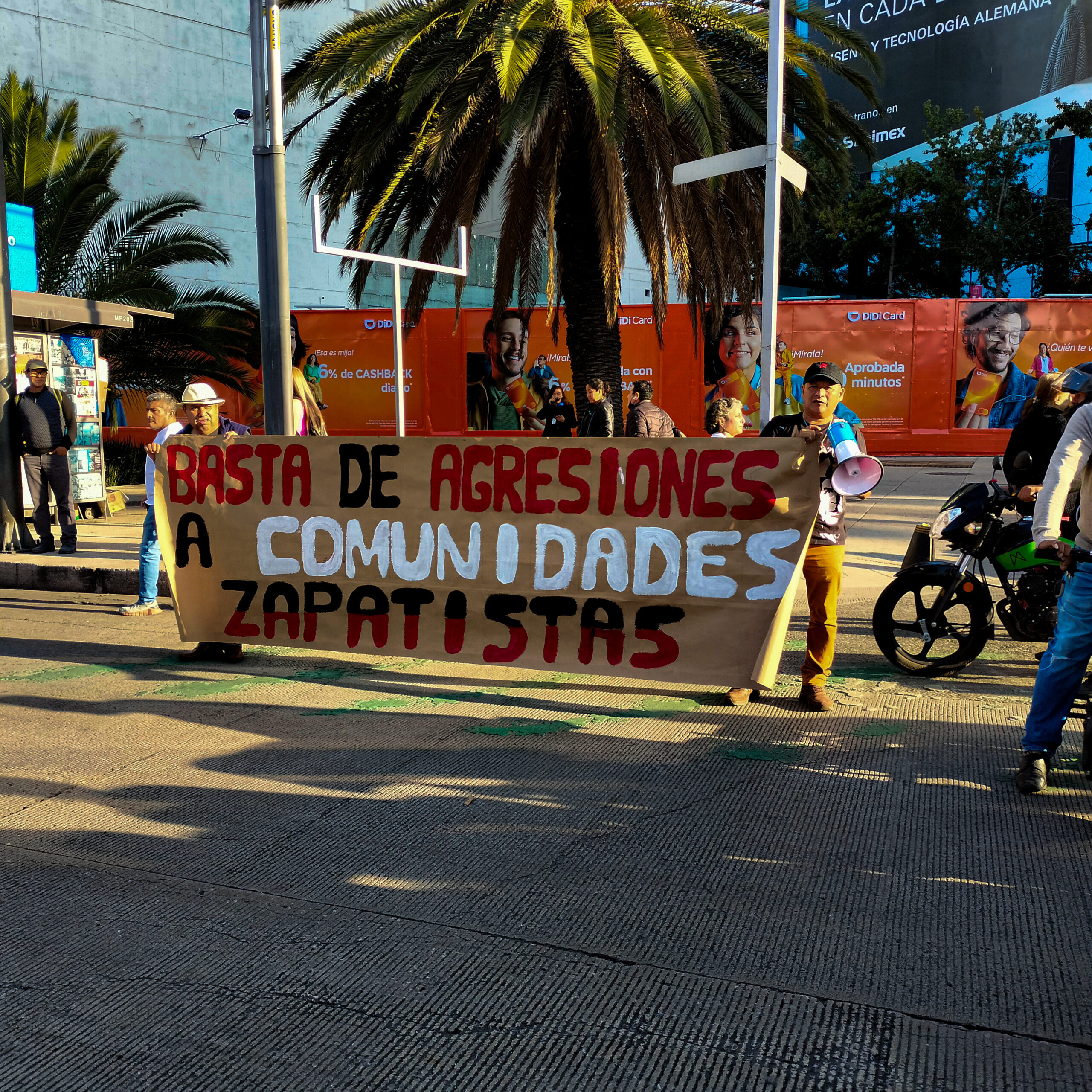 Se llevó a cabo una marcha y un mitin de denuncia contra la violencia hacia los pueblos zapatistas, para exigir justicia y un alto a la guerra contra el EZLN.