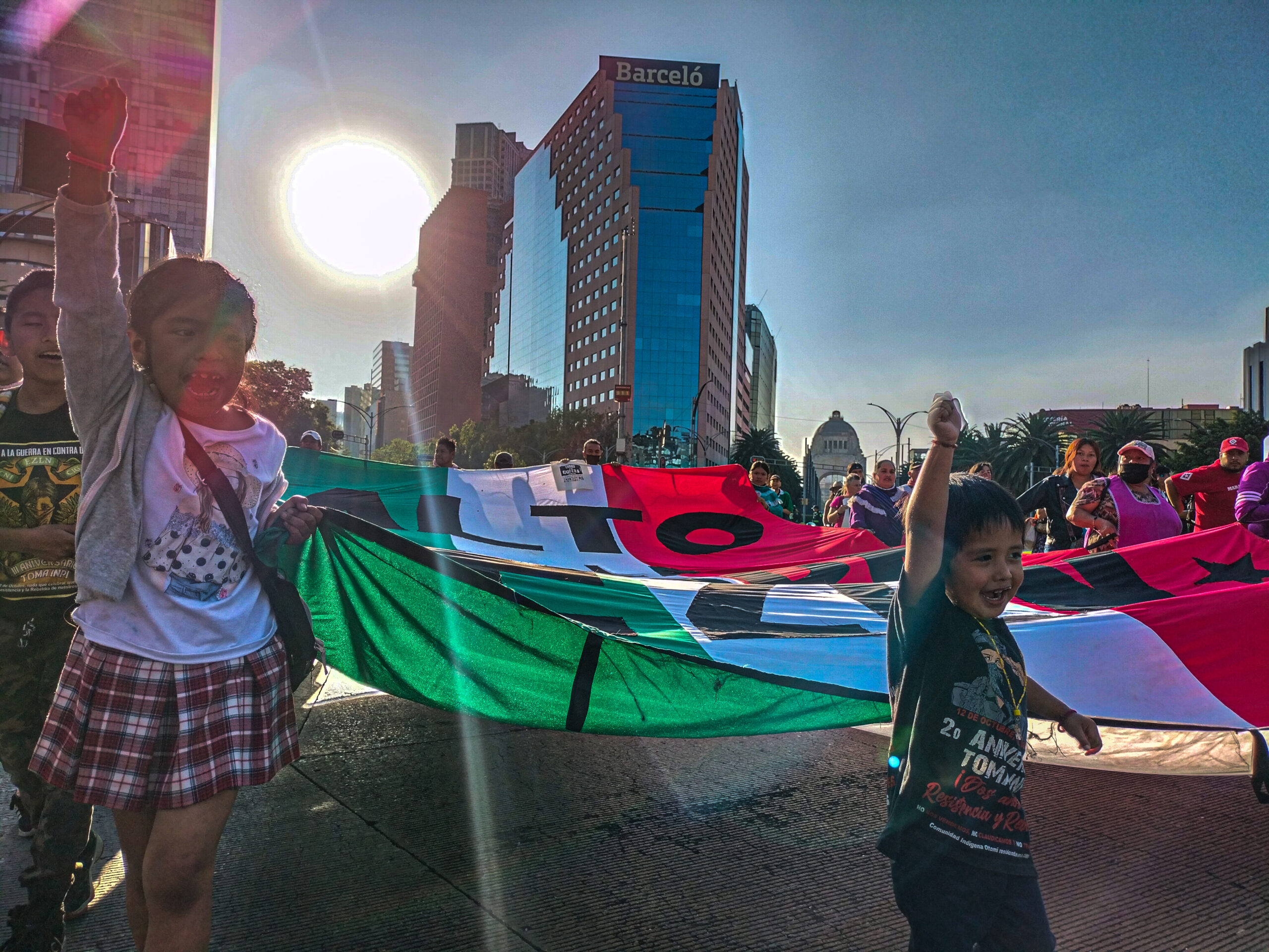 ¡Una vez más! Los diversos contingentes asociados al EZLN y los pueblos indígenas de las diversas regiones de la República Mexicana así como los militantes indígenas residentes en la Ciudad de México, se dieron cita a las puertas de Palacio Nacional, para exigir nuevamente las ya sabidas peticiones al nuevo gobierno, el cual para ellos “sigue sin voltear a verlos”.