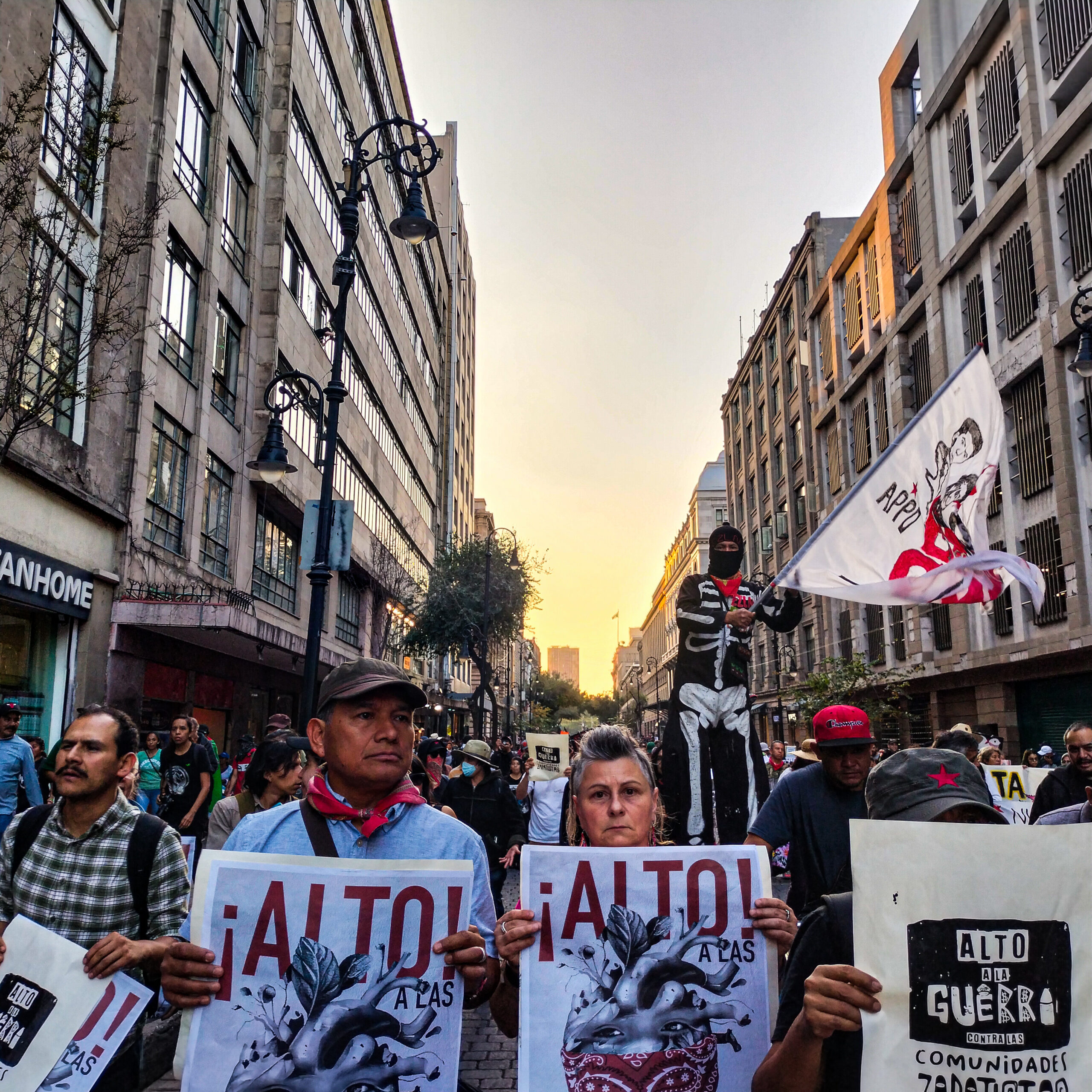 ¡Una vez más! Los diversos contingentes asociados al EZLN y los pueblos indígenas de las diversas regiones de la República Mexicana así como los militantes indígenas residentes en la Ciudad de México, se dieron cita a las puertas de Palacio Nacional, para exigir nuevamente las ya sabidas peticiones al nuevo gobierno, el cual para ellos “sigue sin voltear a verlos”.