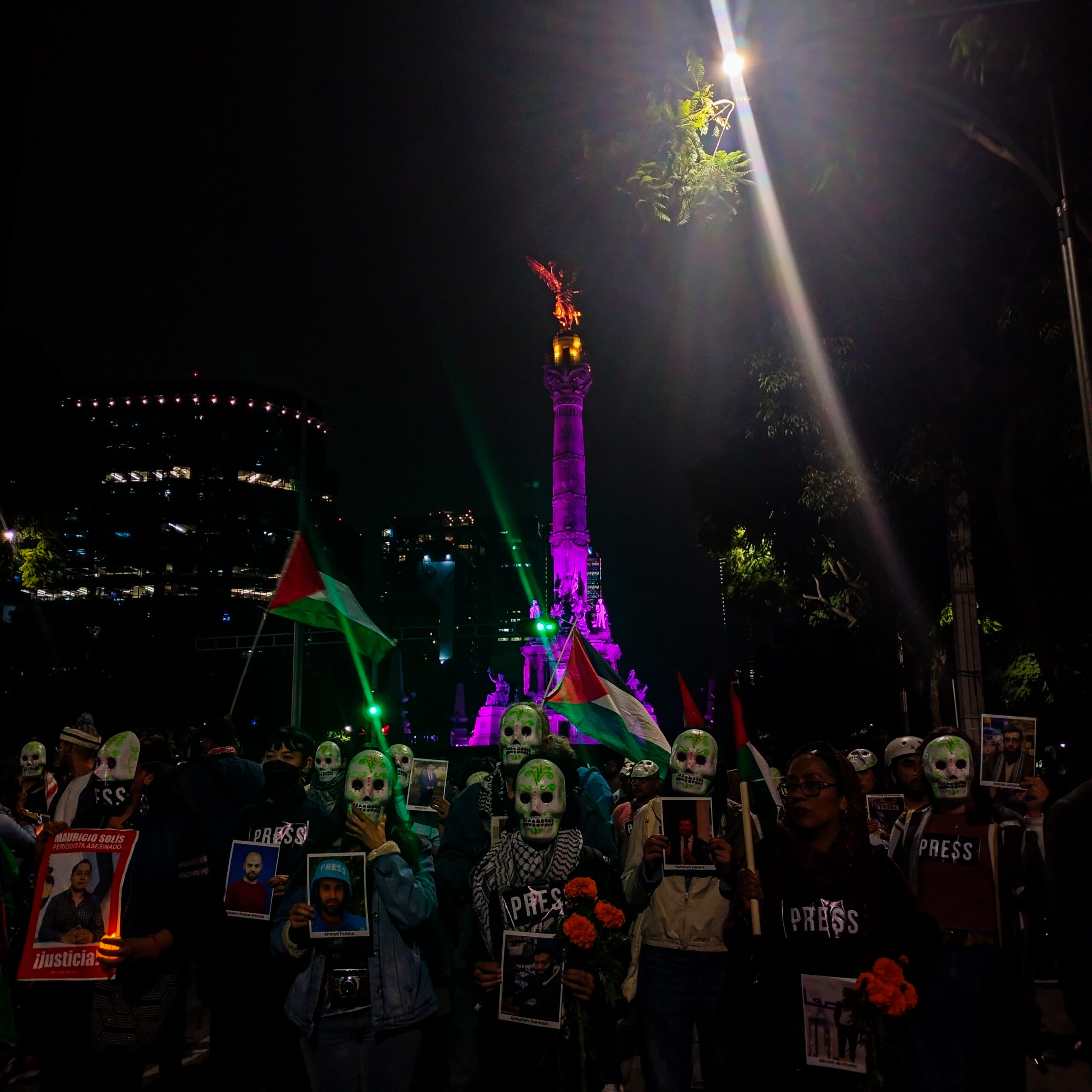 Como parte de la velada se nombró a cada periodista asesinado, mientras que la persona que sostenía su fotografía se tiraba al suelo como representación de su muerte. También con esta acción de protesta se buscó mandar un mensaje de solidaridad al pueblo de Palestina.