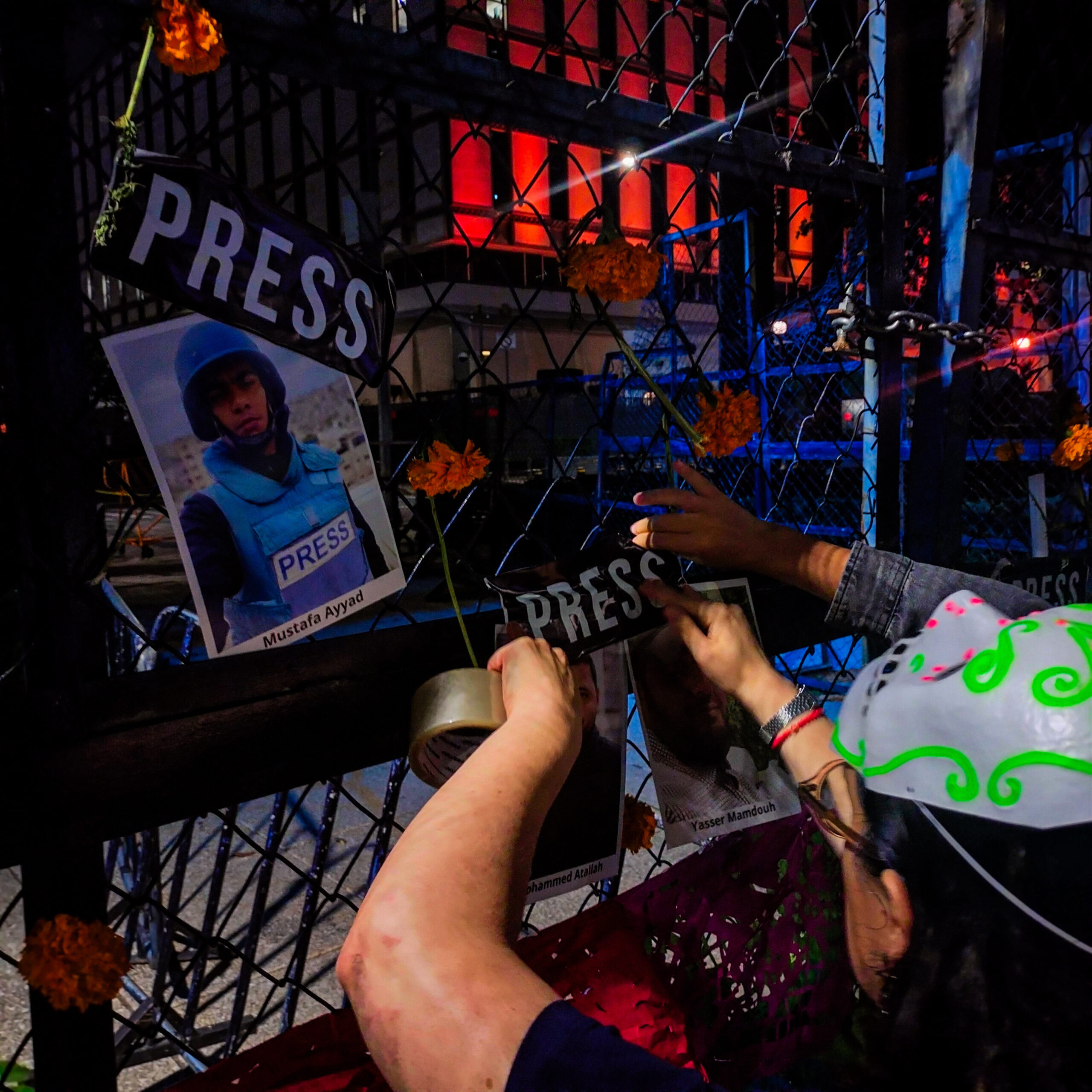 Se llevó a cabo una velada en el Ángel de la Independencia de la CDMX, en memoria de 183 periodistas asesinados en Gaza y para exigir un alto a la violencia contra la prensa.