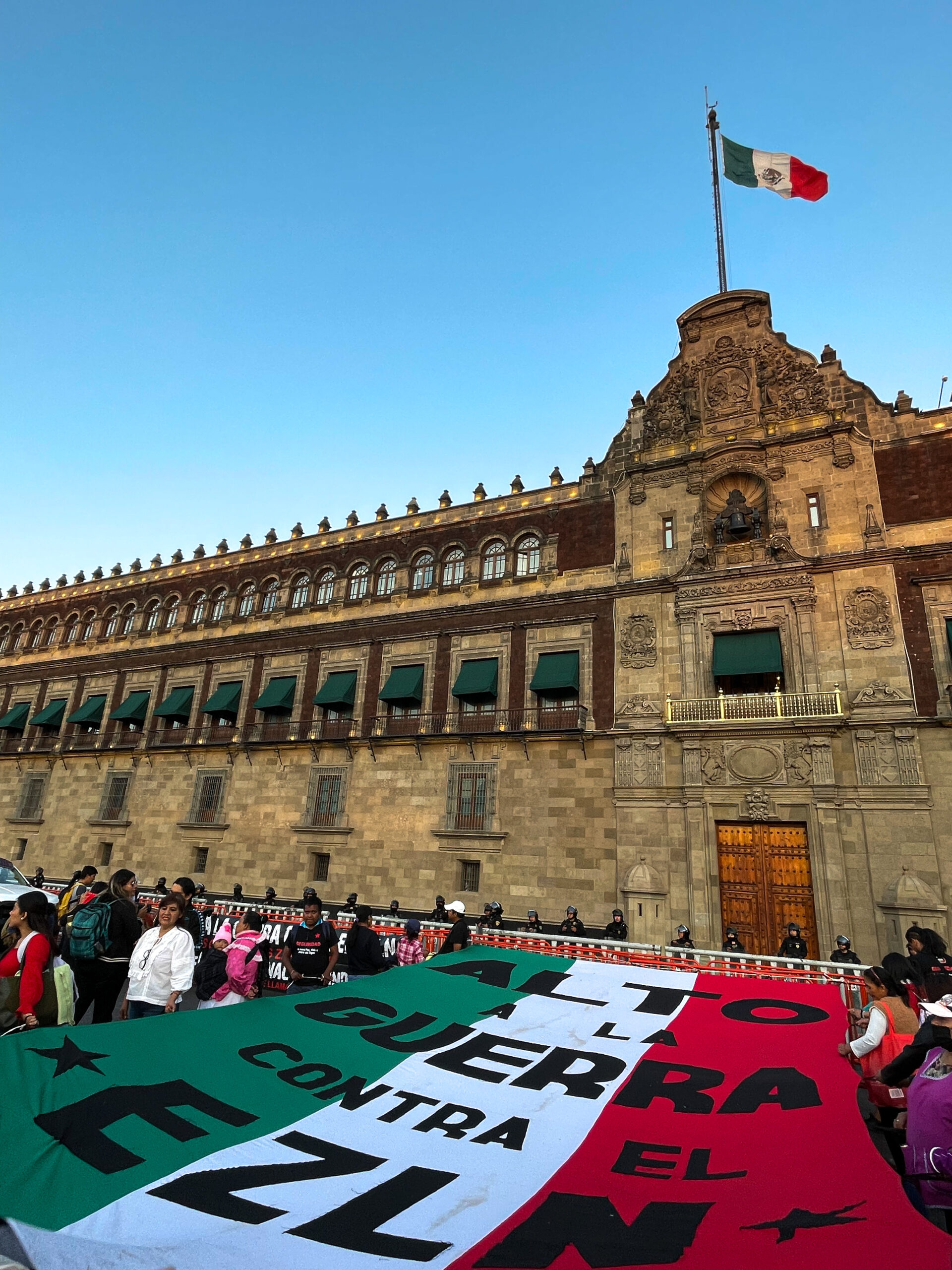 ¡Una vez más! Los diversos contingentes asociados al EZLN y los pueblos indígenas de las diversas regiones de la República Mexicana así como los militantes indígenas residentes en la Ciudad de México, se dieron cita a las puertas de Palacio Nacional, para exigir nuevamente las ya sabidas peticiones al nuevo gobierno, el cual para ellos “sigue sin voltear a verlos”.