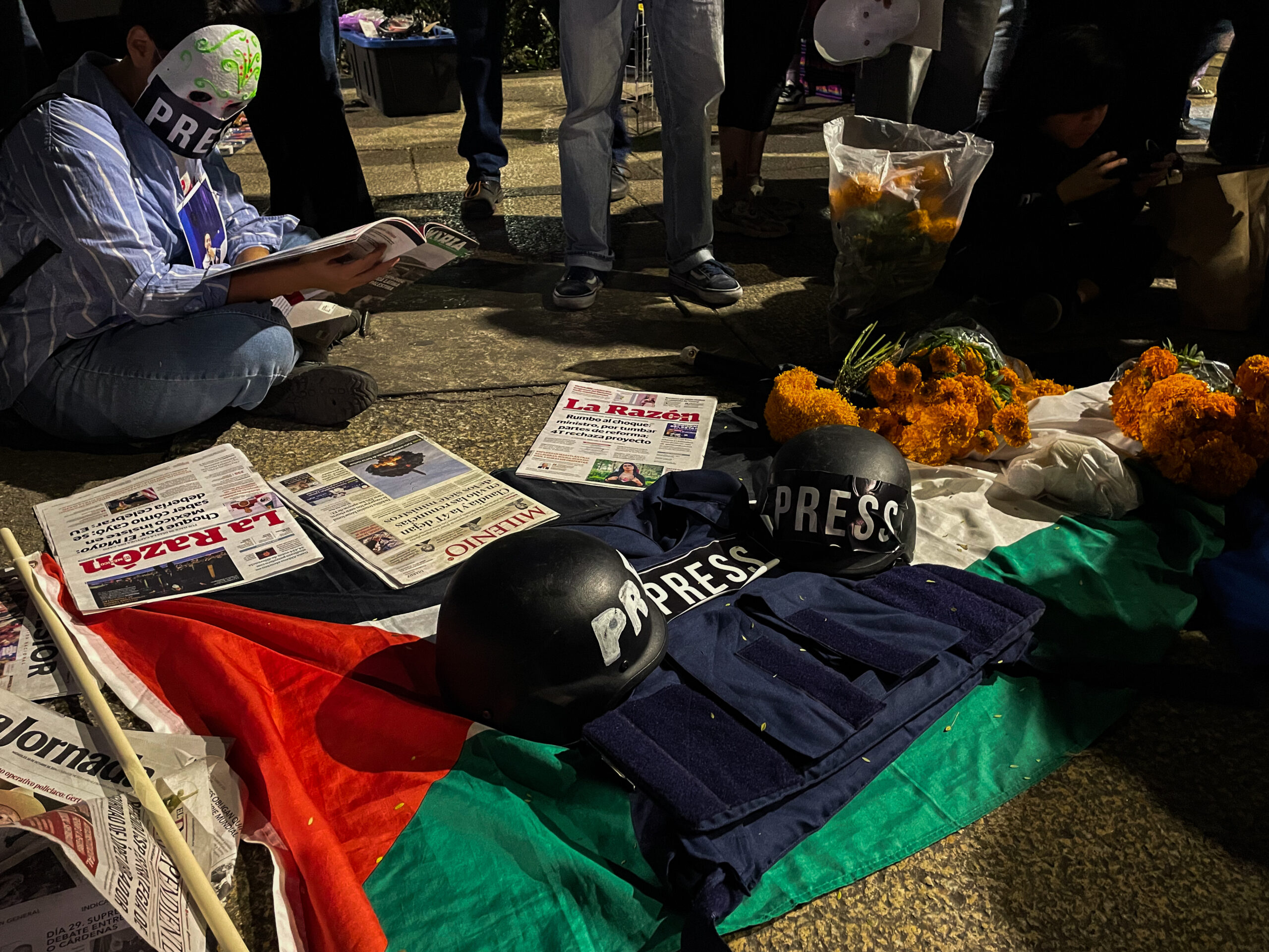 Se llevó a cabo una velada en el Ángel de la Independencia de la CDMX, en memoria de 183 periodistas asesinados en Gaza y para exigir un alto a la violencia contra la prensa.