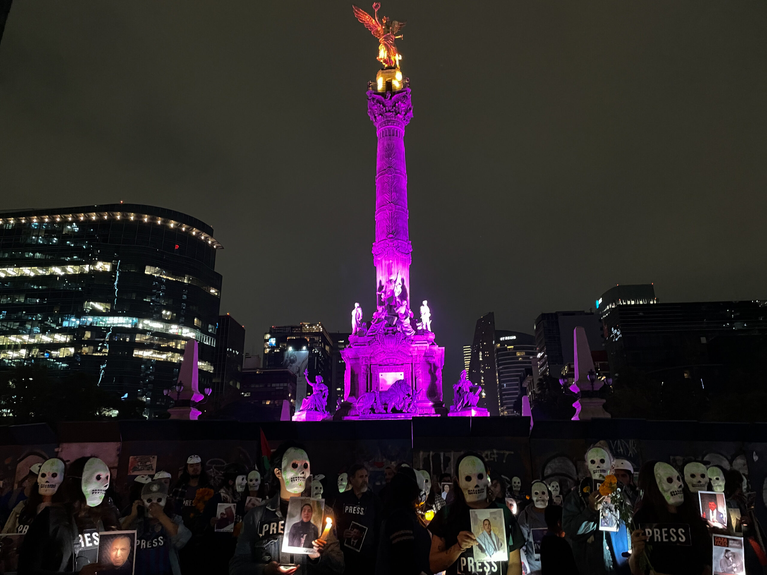 Se llevó a cabo una velada en el Ángel de la Independencia de la CDMX, en memoria de 183 periodistas asesinados en Gaza y para exigir un alto a la violencia contra la prensa.