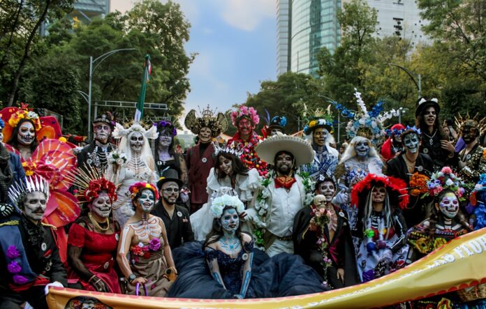 La noche se vistió de cempasúchil con un recorrido en las avenidas centrales de la CDMX con su Mega Procesión de las Catrinas 2024. 37 contingentes alusivos al Día de Muertos iluminaron el camino previo a su celebración.