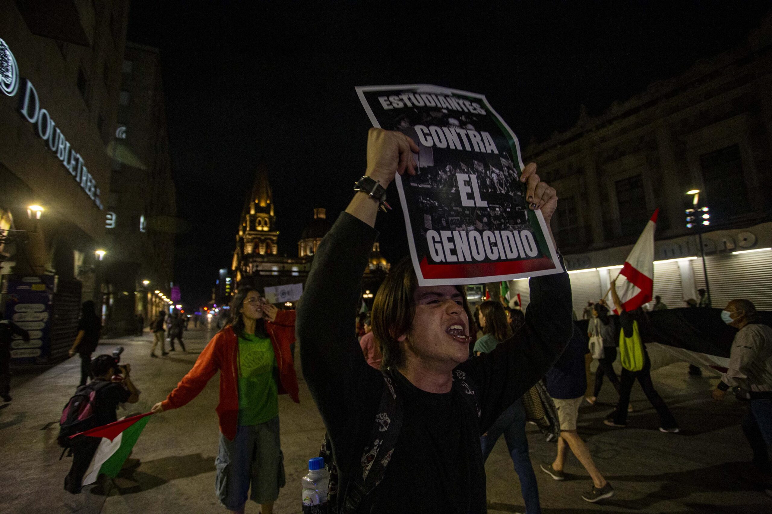 Cientos marchan en Guadalajara en solidaridad con Palestina