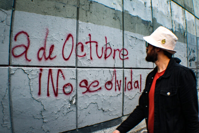 En conmemoración del 56 aniversario de la matanza de Tlatelolco, estudiantes y organizaciones llevaron a cabo una manifestación que paralizó la Ciudad de México el 2 de octubre, fecha que dejó una profunda herida en la historia desde 1968.