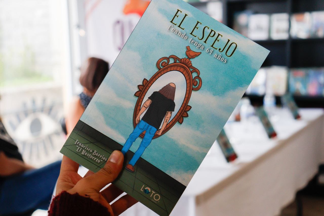 En el marco del Festival Internacional Quimera se presentó el libro "El espejo, cuando tenga 64 años" de Francisco Barrios "El Mastuerzo". Un texto que muestra la reflexión y lucha del cantante a lo largo de su vida.