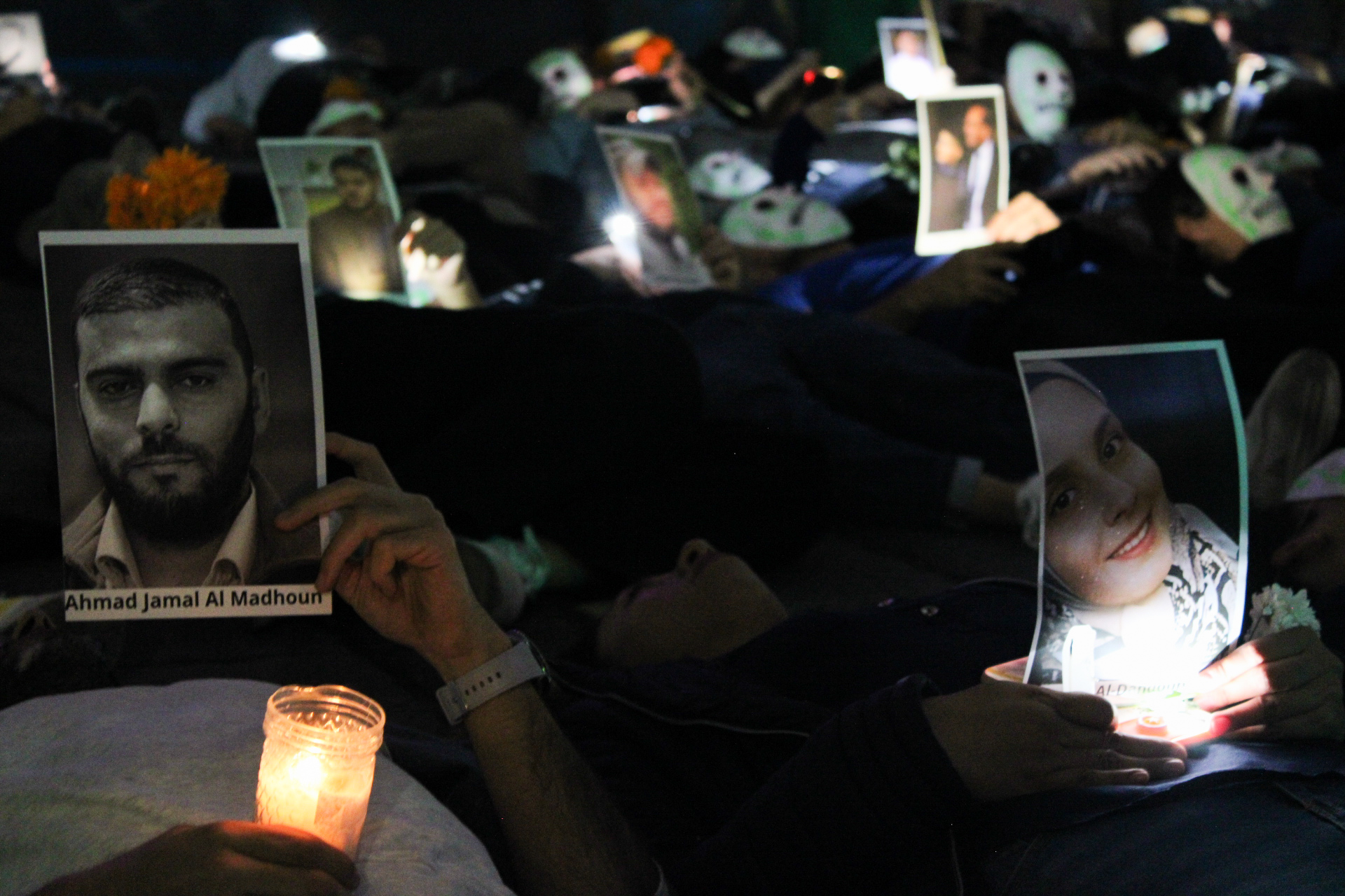 Como parte de la velada se nombró a cada periodista asesinado, mientras que la persona que sostenía su fotografía se tiraba al suelo como representación de su muerte. También con esta acción de protesta se buscó mandar un mensaje de solidaridad al pueblo de Palestina.