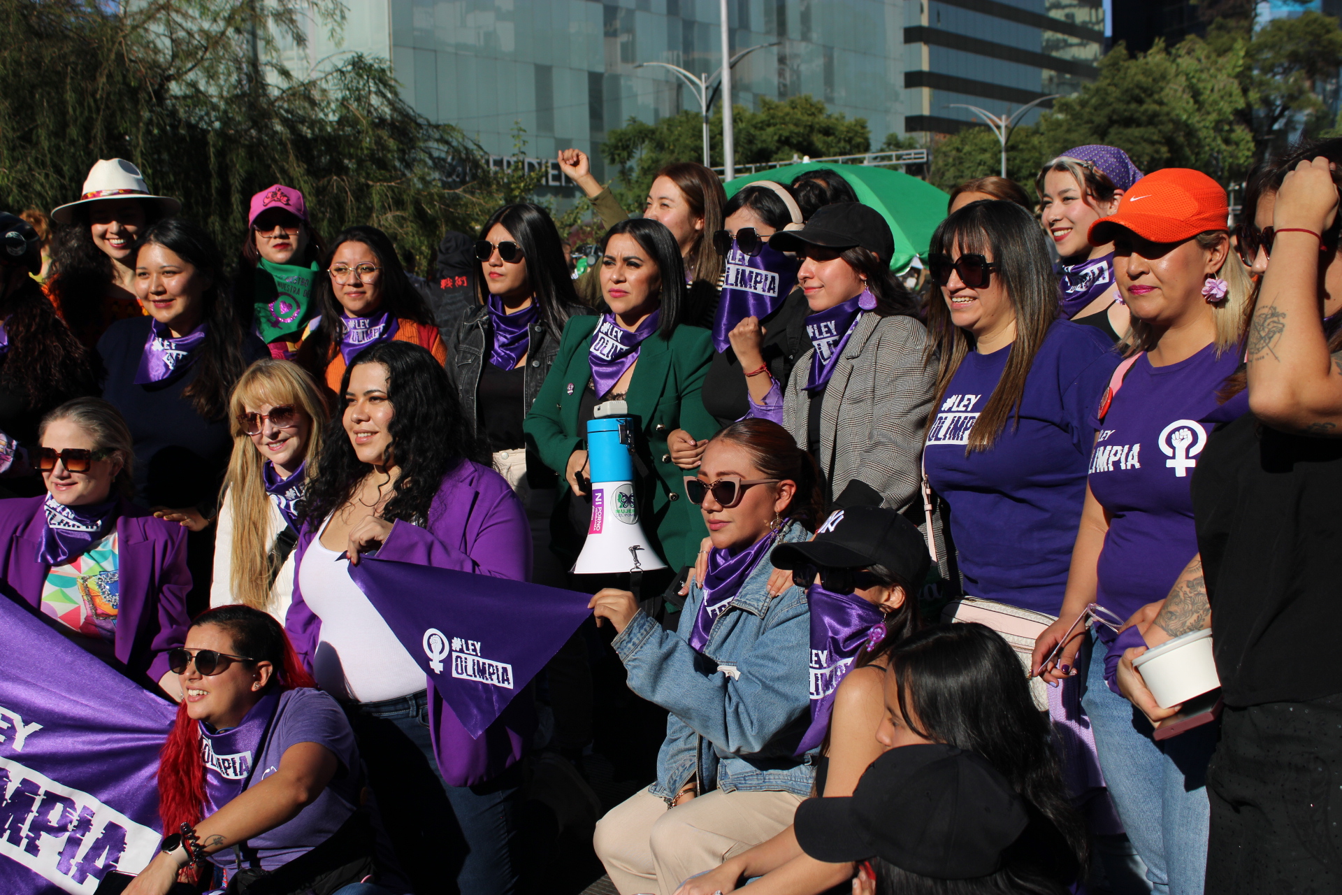 En el marco del 25 de noviembre Día Internacional por la Eliminación de la Violencia hacia las Mujeres, distintos colectivos se reunieron en la Glorieta de las Mujeres que Luchan para marchar hacia el Zócalo capitalino, con el fin de visibilizar la lucha por sus derechos, por justicia merecida y por su reivindicación. 