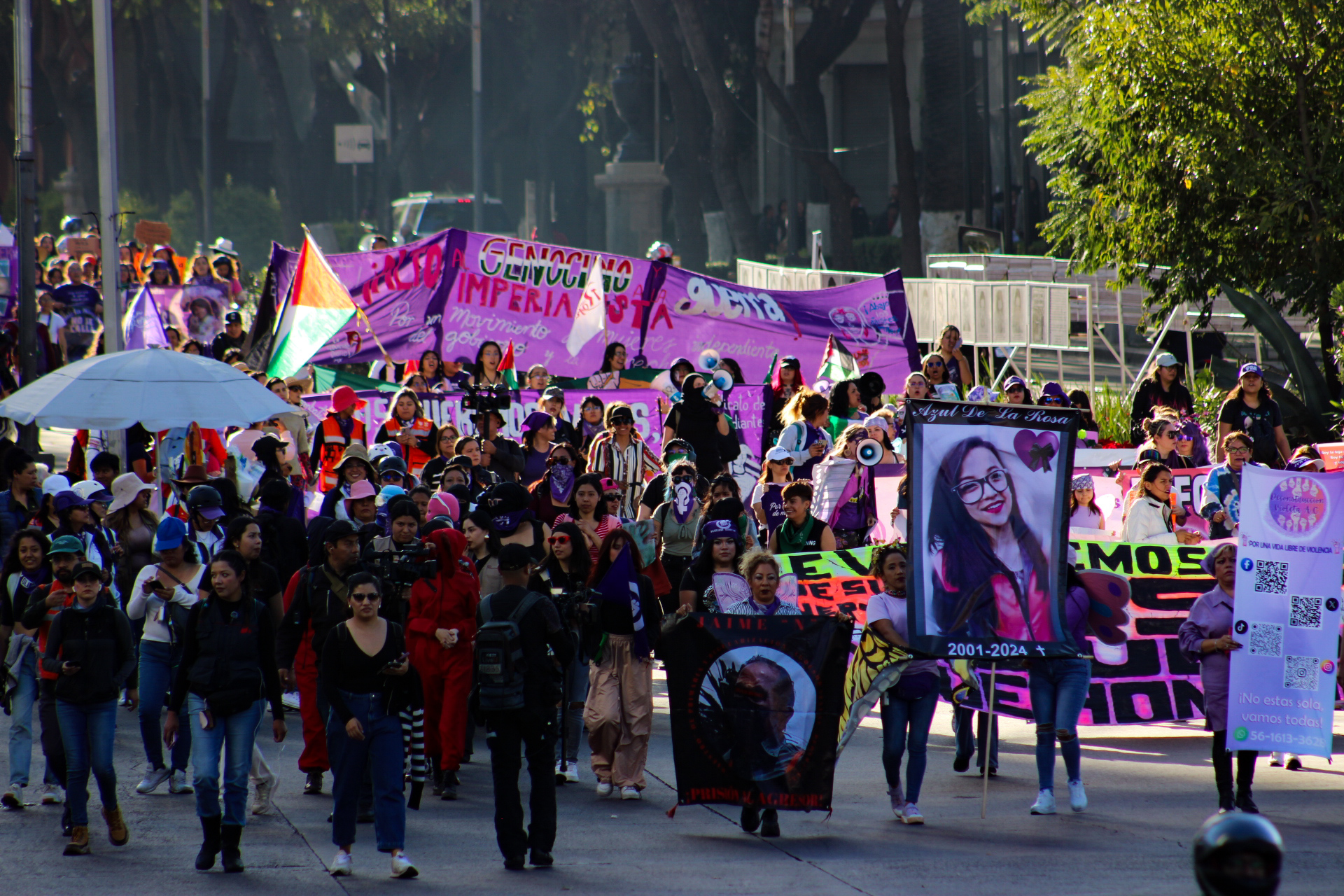 En el marco del 25 de noviembre Día Internacional por la Eliminación de la Violencia hacia las Mujeres, distintos colectivos se reunieron en la Glorieta de las Mujeres que Luchan para marchar hacia el Zócalo capitalino, con el fin de visibilizar la lucha por sus derechos, por justicia merecida y por su reivindicación. 