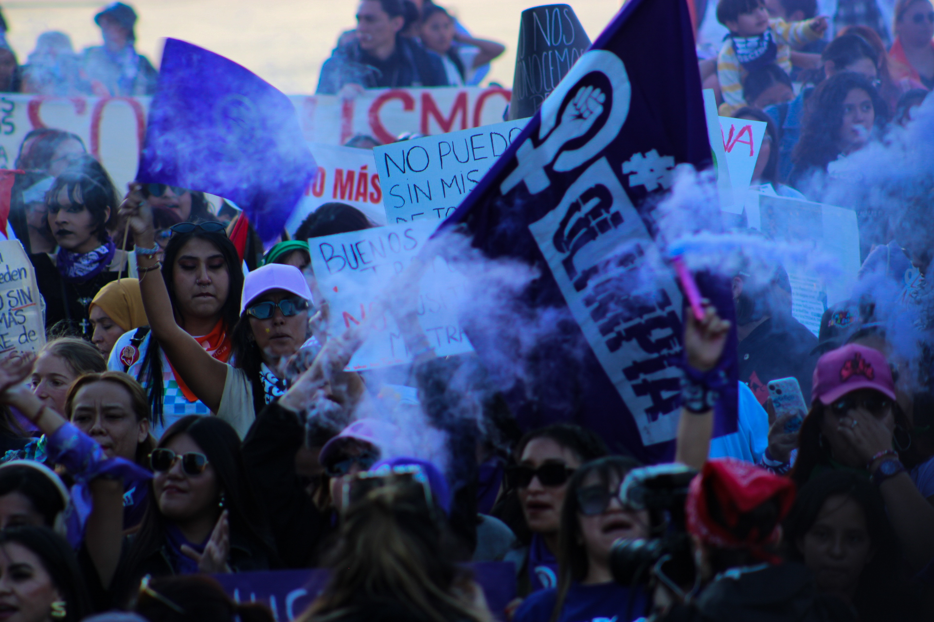 En el marco del 25 de noviembre Día Internacional por la Eliminación de la Violencia hacia las Mujeres, distintos colectivos se reunieron en la Glorieta de las Mujeres que Luchan para marchar hacia el Zócalo capitalino, con el fin de visibilizar la lucha por sus derechos, por justicia merecida y por su reivindicación. 