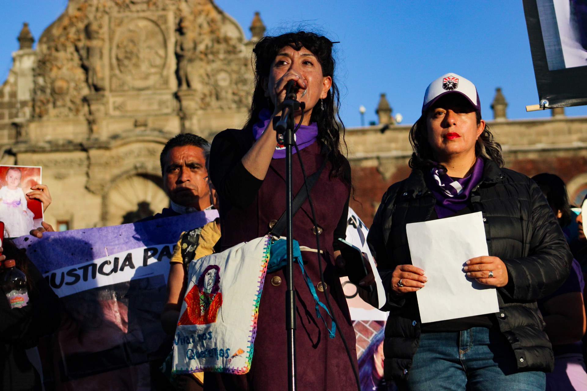 En el marco del 25 de noviembre Día Internacional por la Eliminación de la Violencia hacia las Mujeres, distintos colectivos se reunieron en la Glorieta de las Mujeres que Luchan para marchar hacia el Zócalo capitalino, con el fin de visibilizar la lucha por sus derechos, por justicia merecida y por su reivindicación. 