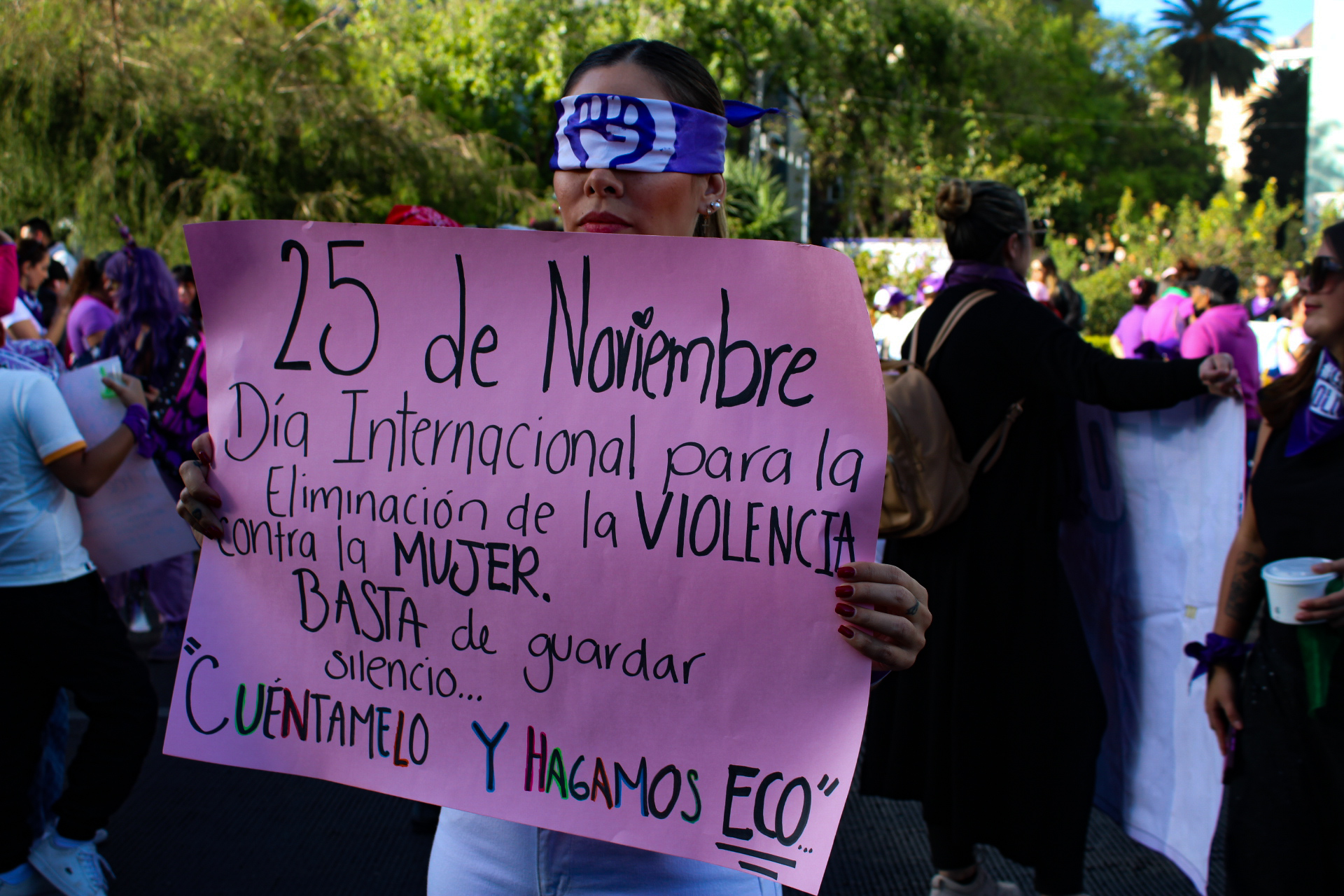 En el marco del 25 de noviembre Día Internacional por la Eliminación de la Violencia hacia las Mujeres, distintos colectivos se reunieron en la Glorieta de las Mujeres que Luchan para marchar hacia el Zócalo capitalino, con el fin de visibilizar la lucha por sus derechos, por justicia merecida y por su reivindicación. 