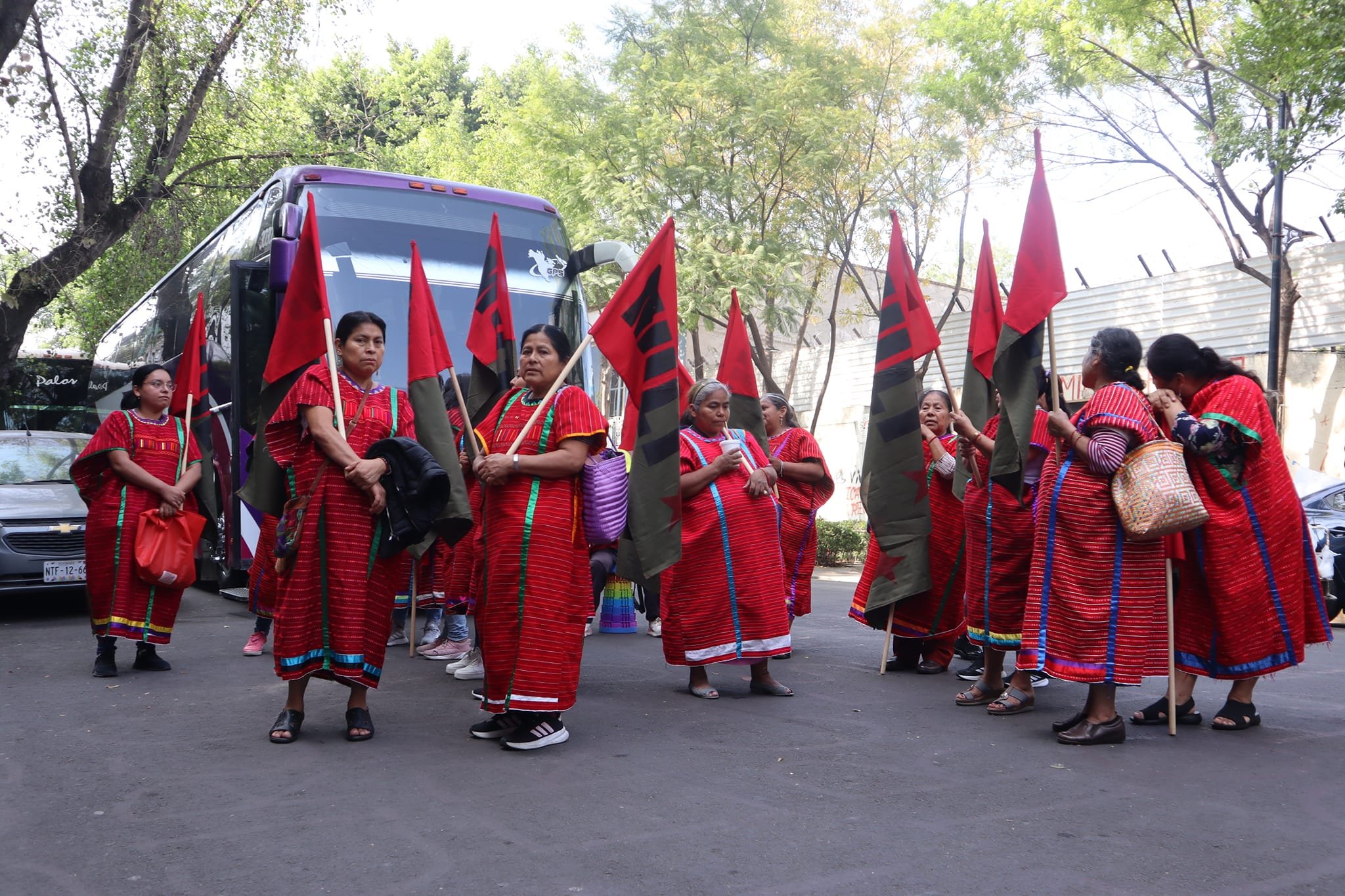 El Movimiento de Unificación y Lucha Triqui, (MULT) se manifiesta en la SEGOB exigiendo se investigue y castigue a los responsables del asesinato de esta madrugada de martes 5 de noviembre, contra Adriana y Virginia, artesanas triquis en Oaxaca.