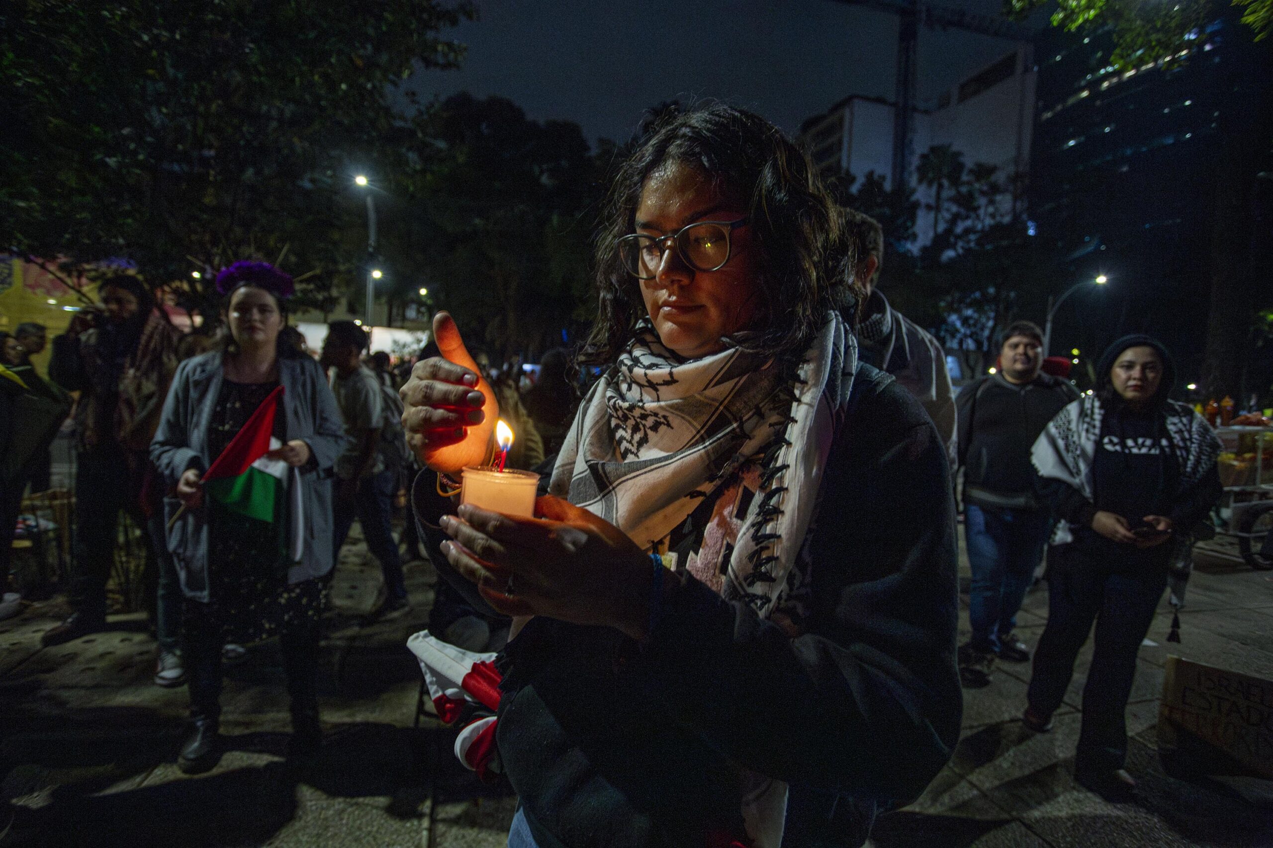 En Día de Muertos, la Plataforma Común por Palestina coloca ofrenda frente a embajada de EE. UU. en honor a víctimas de Gaza