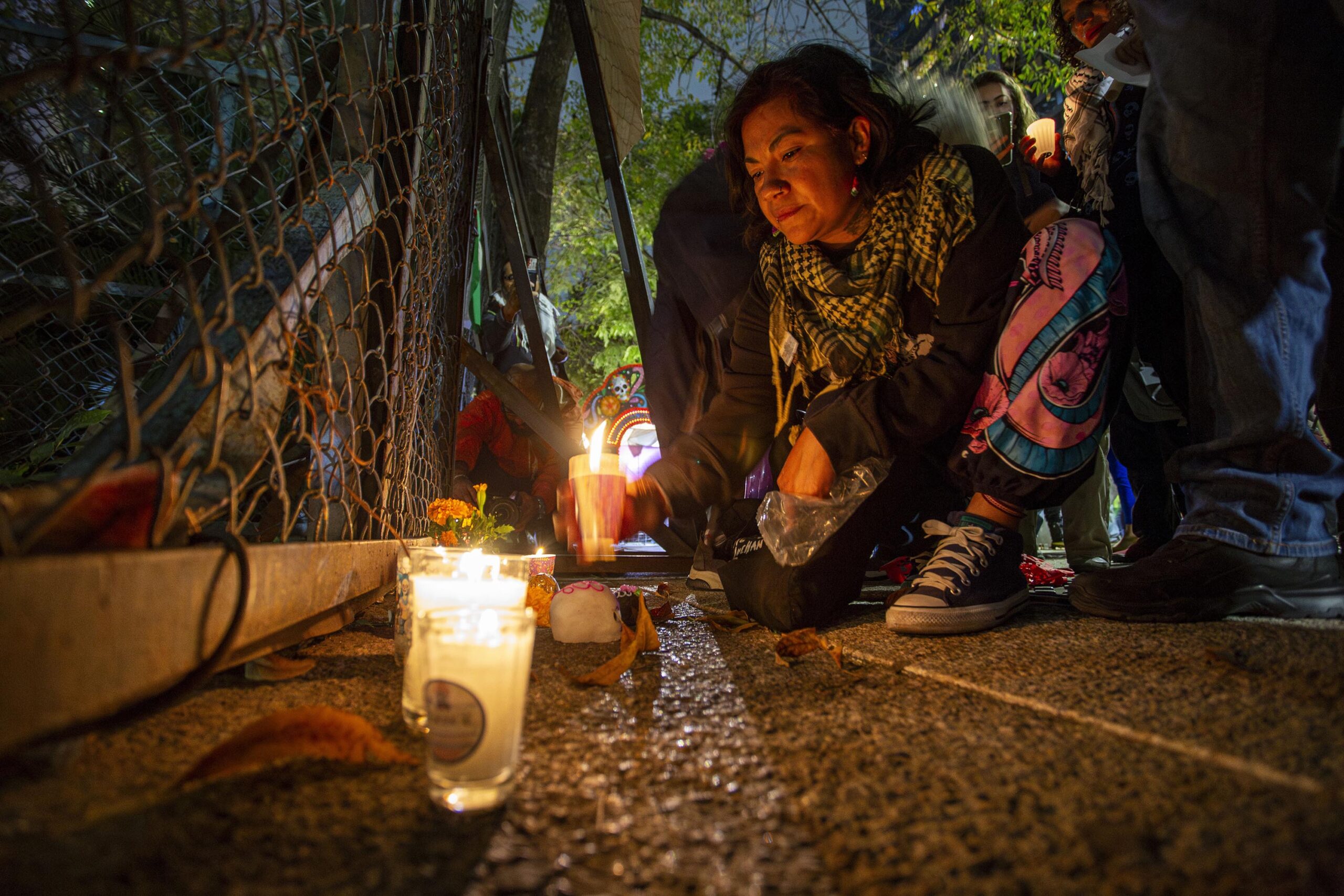 En Día de Muertos, la Plataforma Común por Palestina coloca ofrenda frente a embajada de EE. UU. en honor a víctimas de Gaza